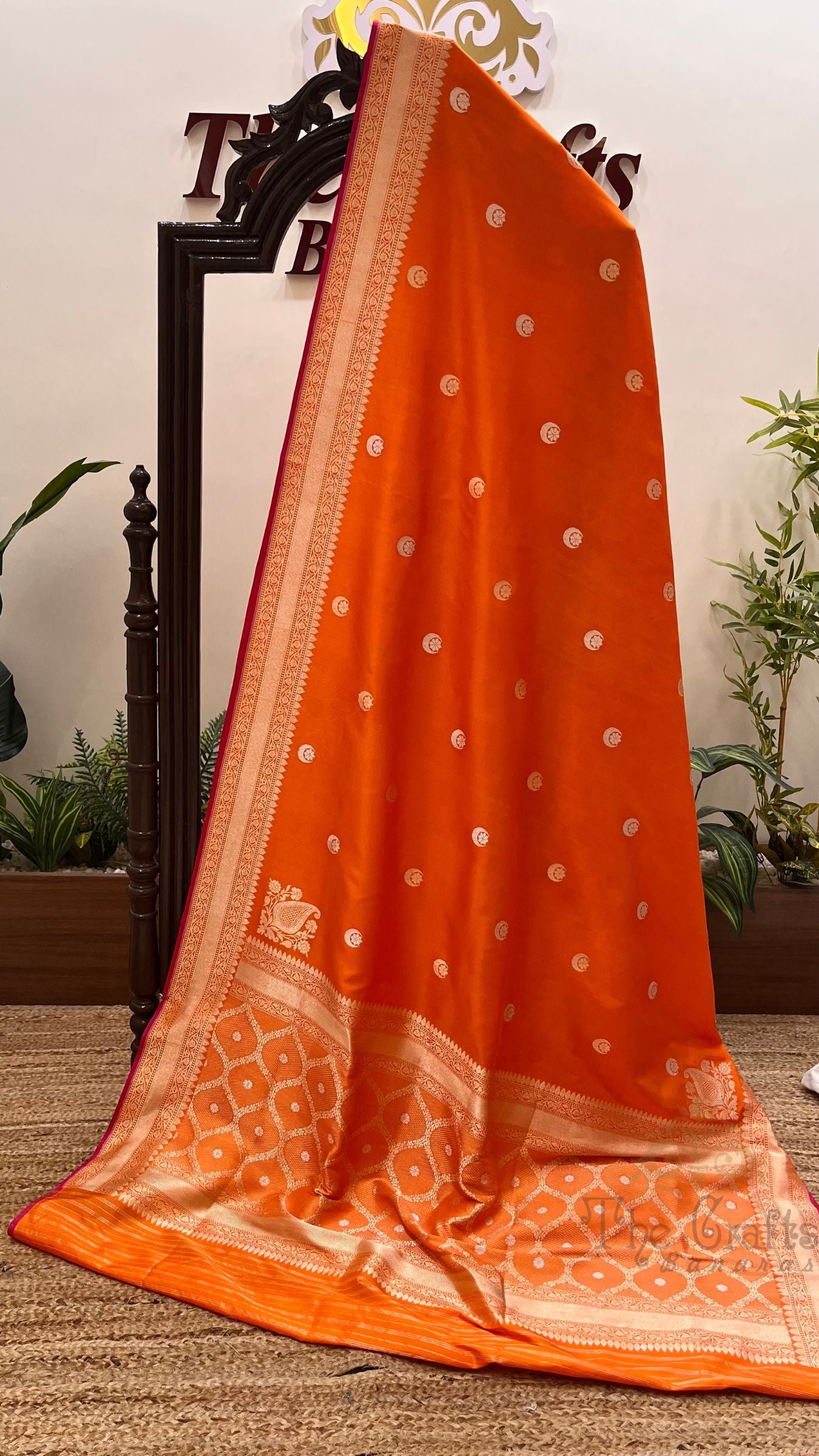 Red Pure Katan Silk Handloom Banarasi Saree - with kadhua motifs