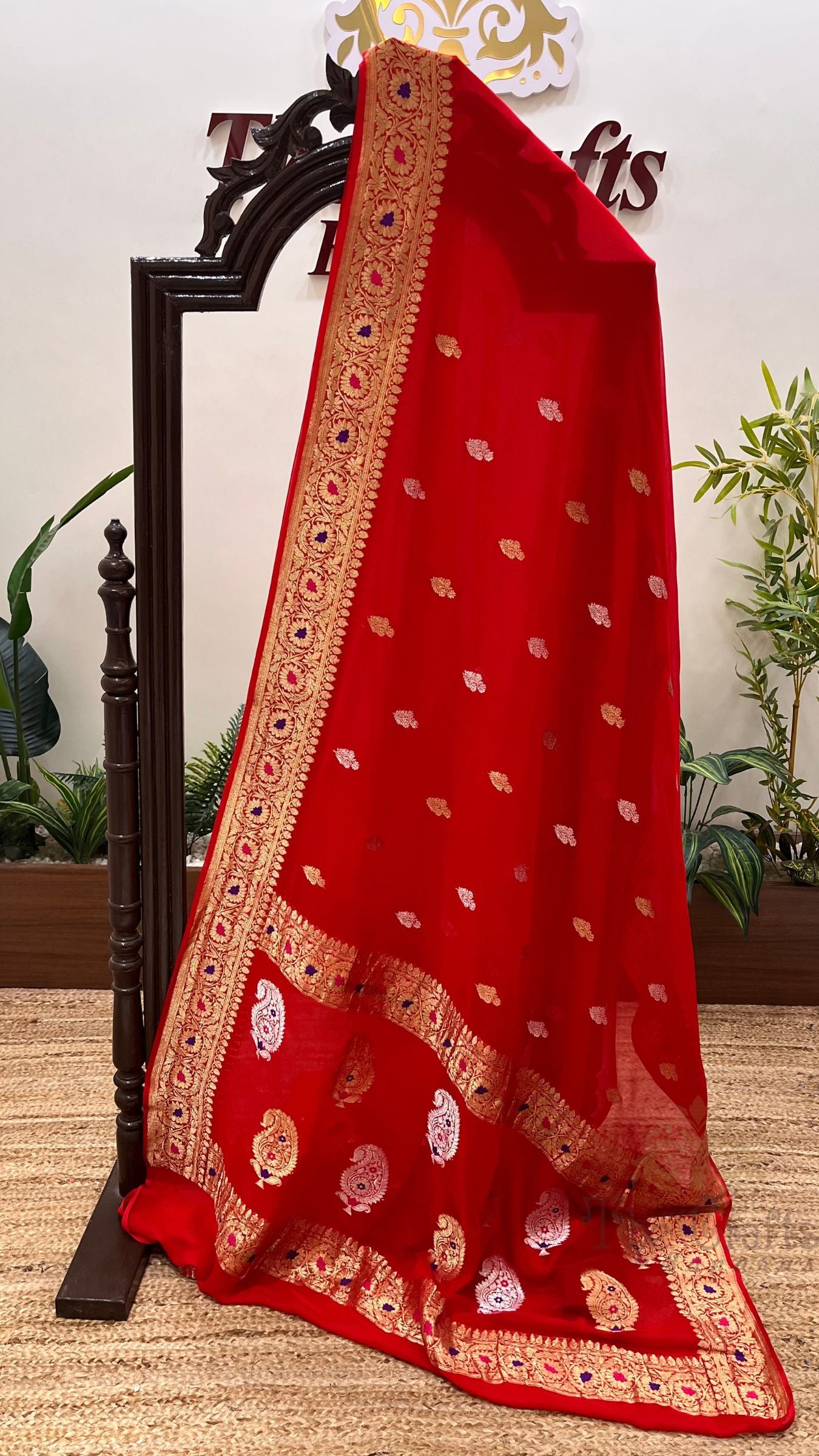 Tissue Georgette Handloom Banarasi Saree - with kadhua Meenakari Motifs