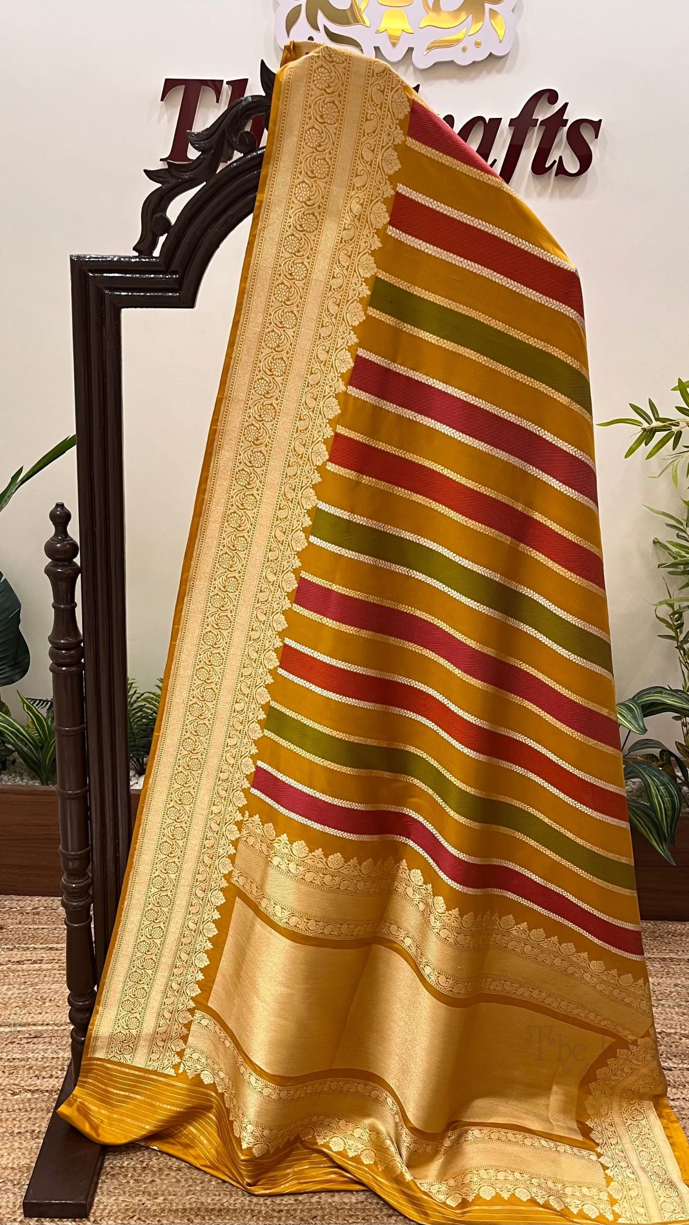 Rangkat Pure Katan Silk Handloom Banarasi Saree - with kadhua work