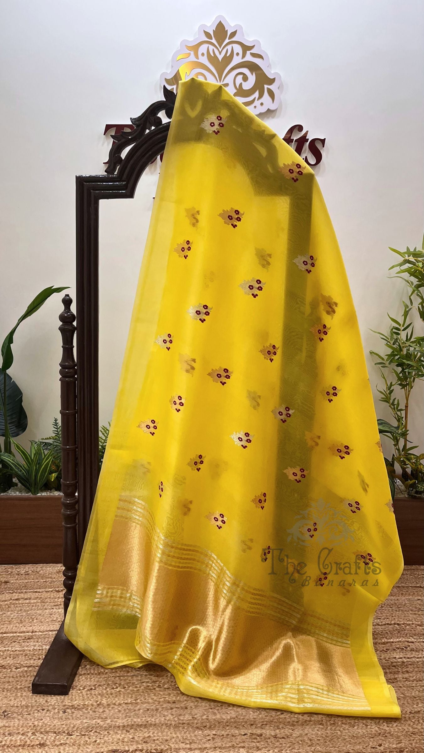 Pure Kora Silk Handloom Banarasi Saree - With Kadhua motifs