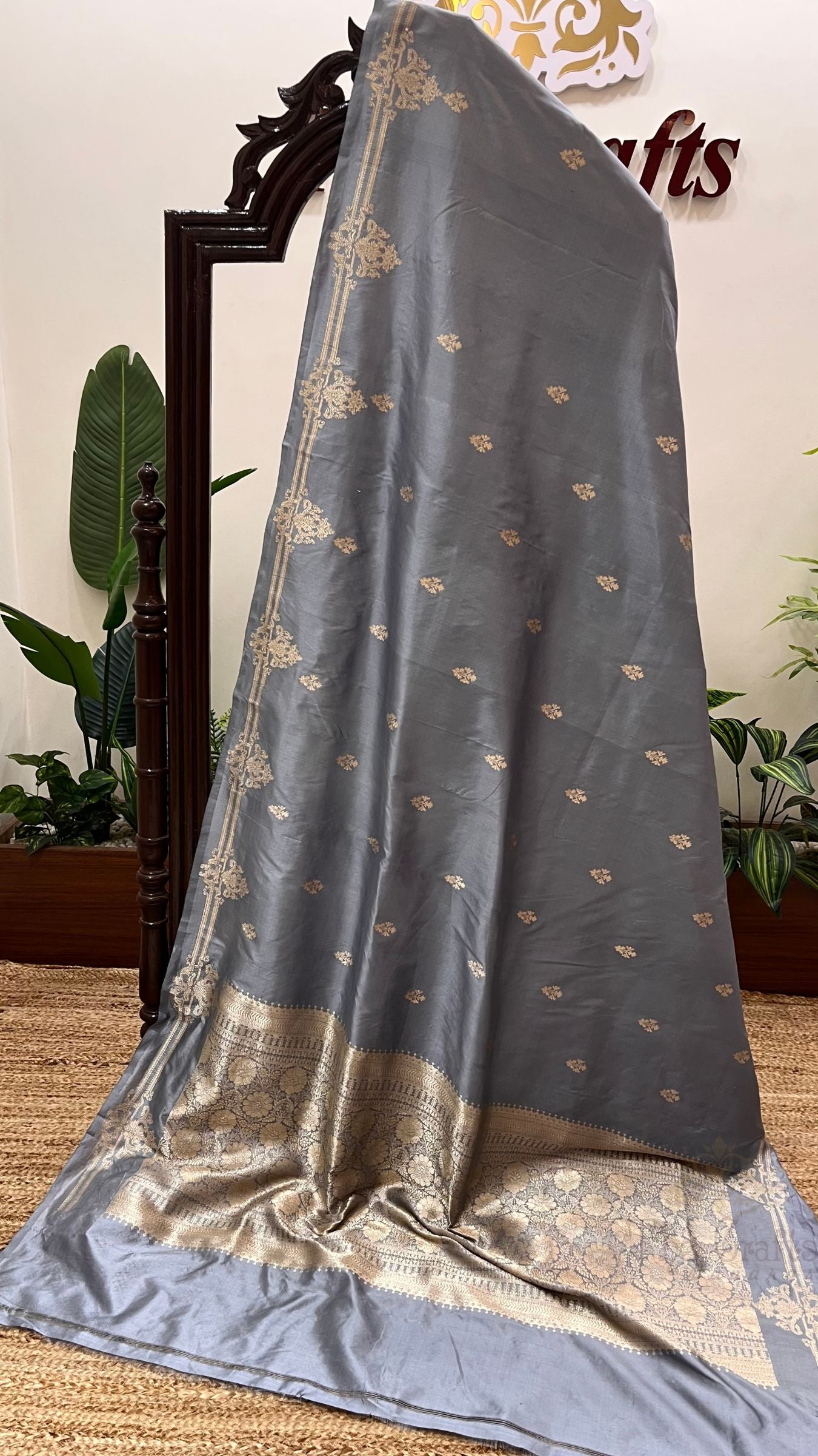 Pure Katan Silk Handloom Banarasi Saree - with kadhua motifs