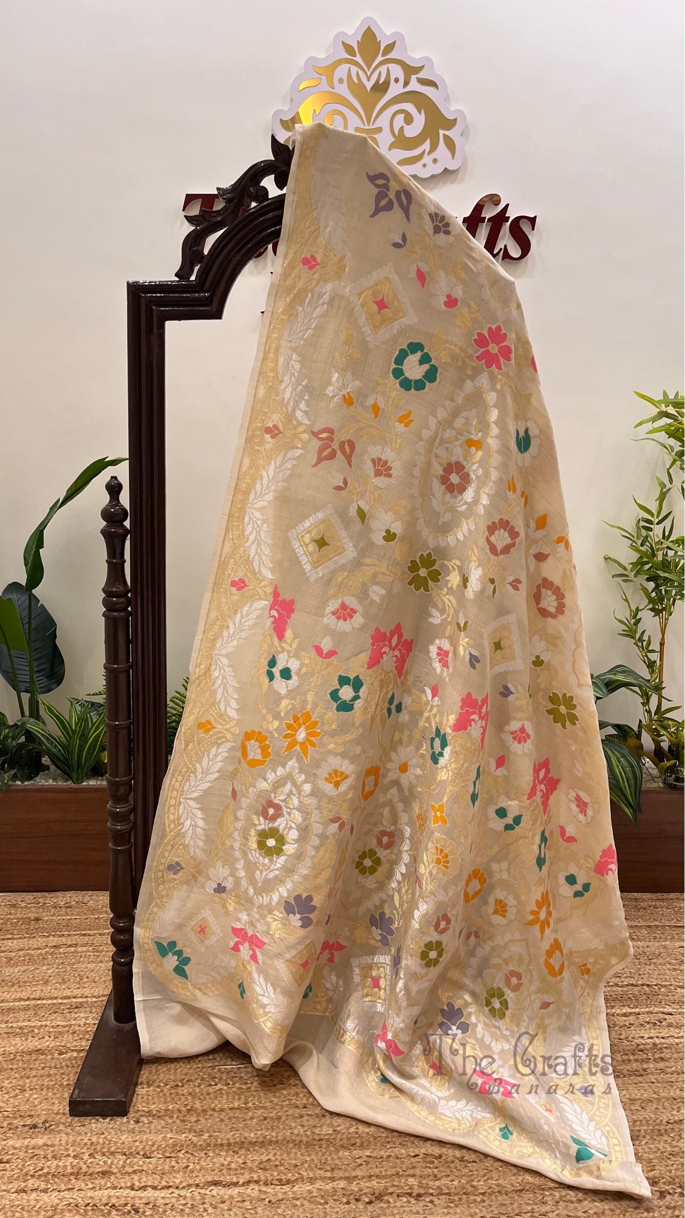 Tussar Georgette Handloom Banarasi Saree - Jaal with Meenakari