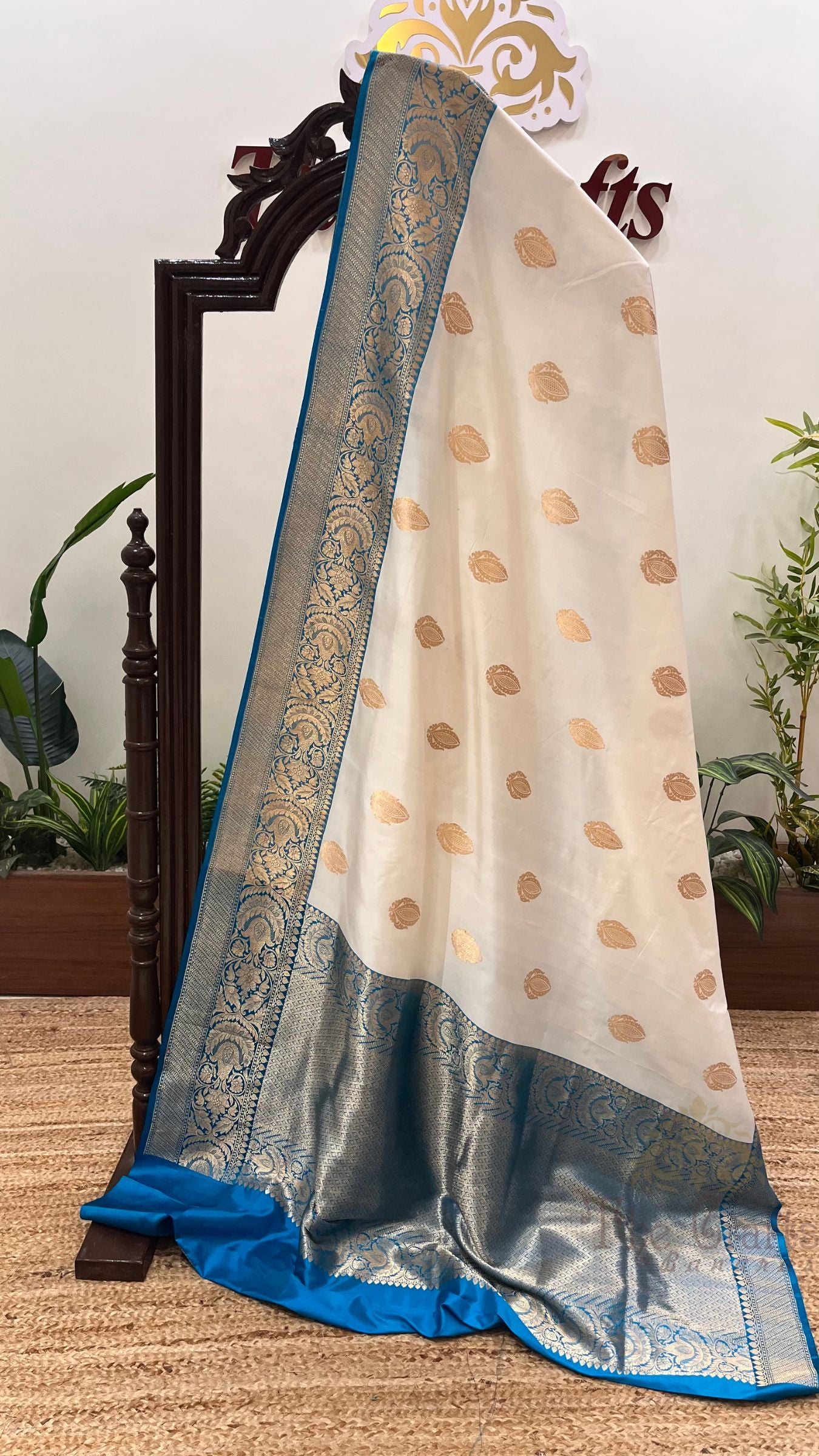 Pure Katan Silk Handloom Banarasi Saree - with kadhua motifs