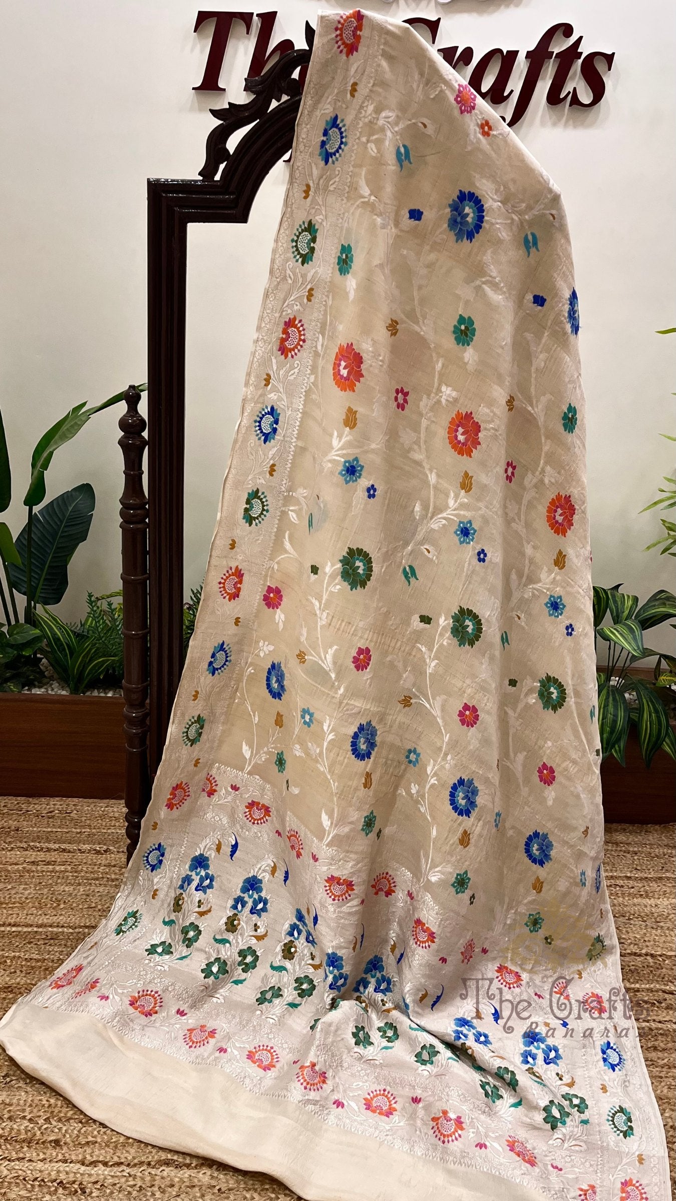 Tussar Georgette Handloom Banarasi Saree - Jaal with Meenakari