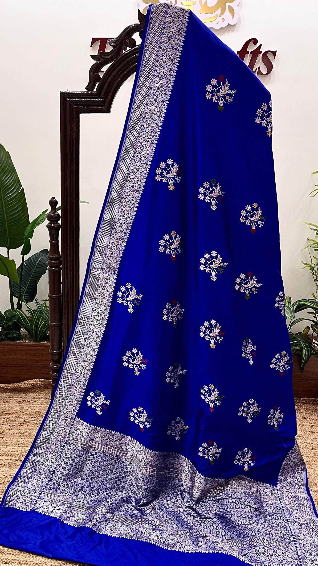 Pure Katan Silk Handloom Banarasi Saree - with kadhua motifs