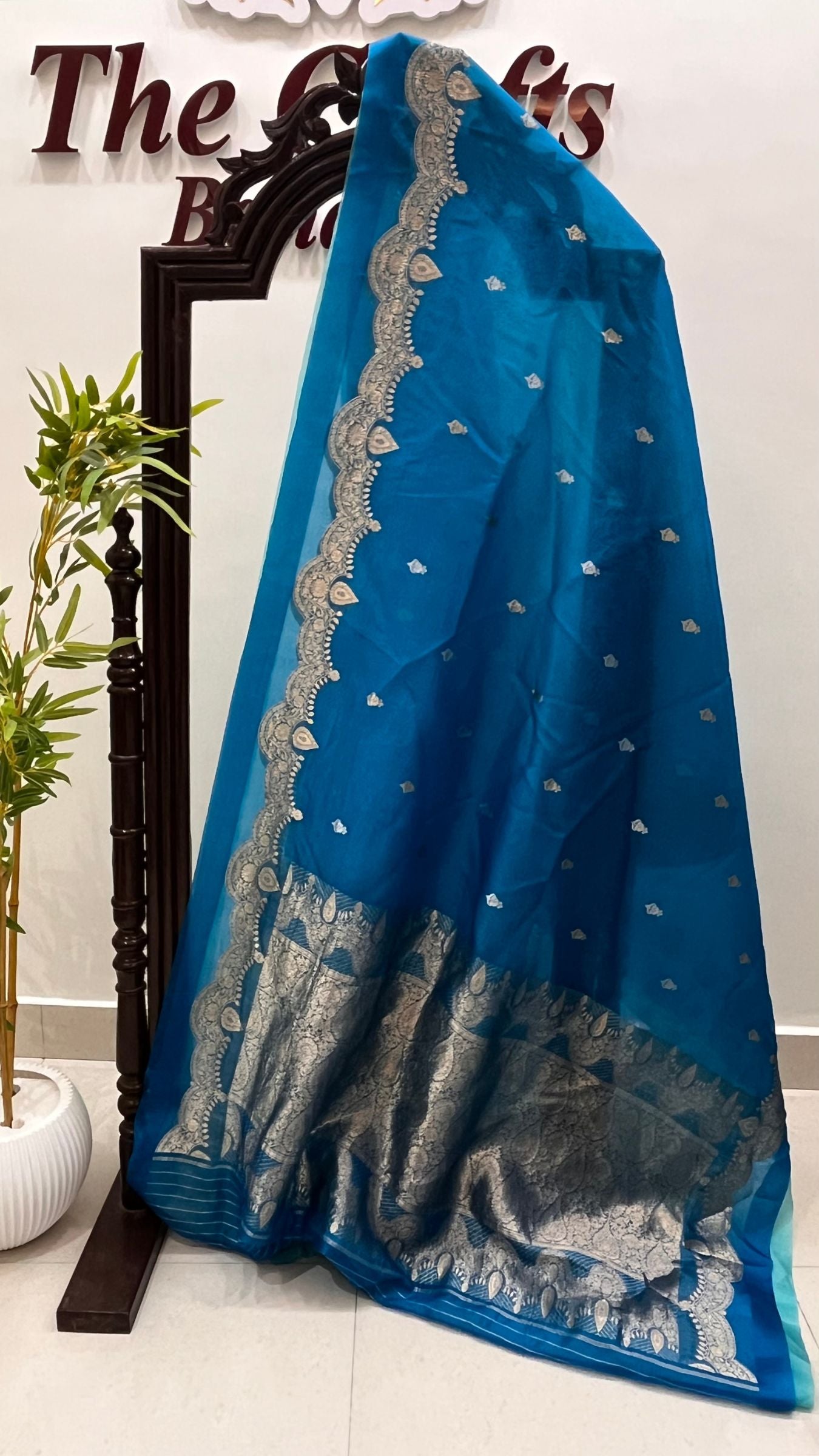 Pure Kora Silk Handloom Banarasi Saree - With Kadhua motifs