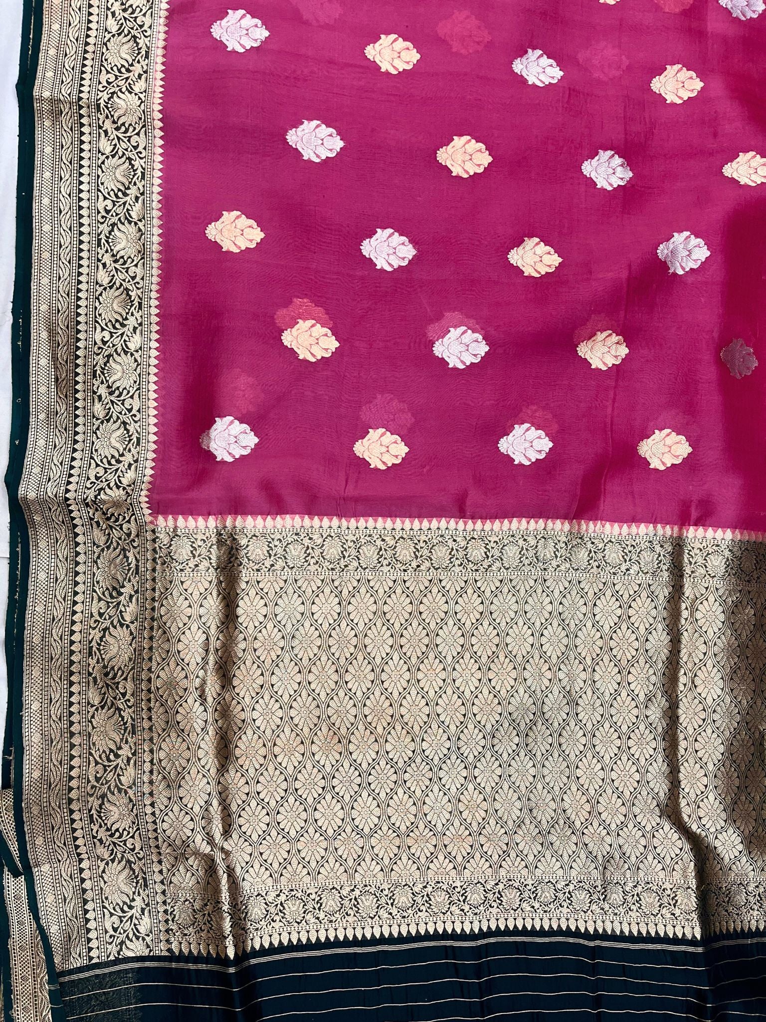 Pure Kora Silk Handloom Banarasi Saree - With Kadhua motifs