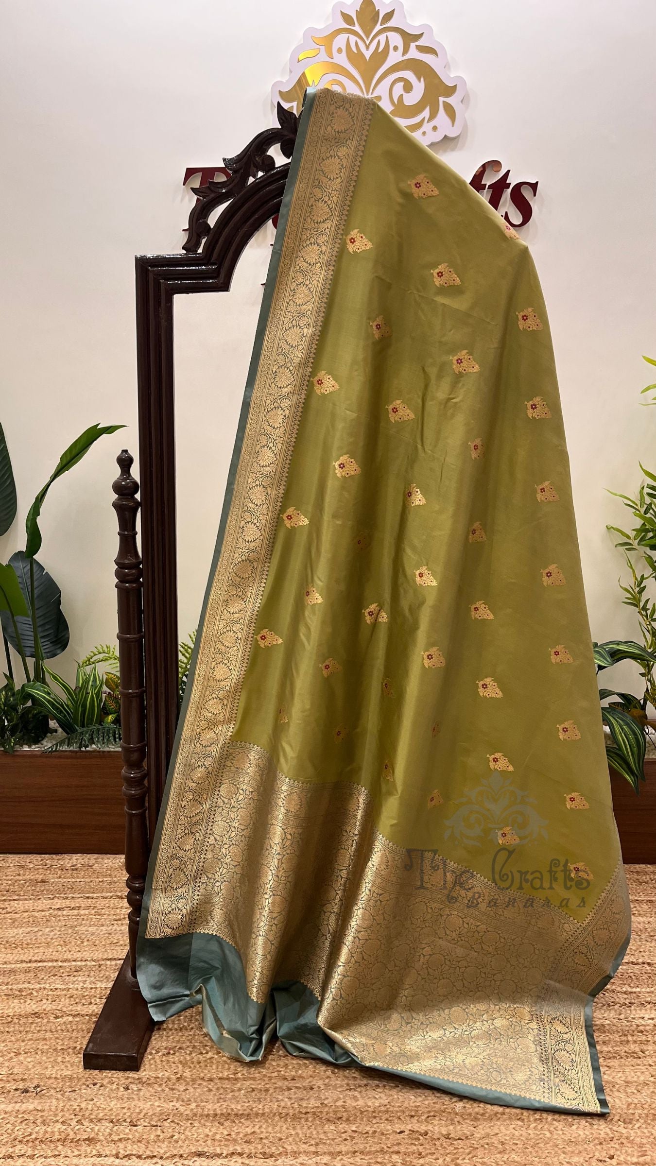 Pure Katan Silk Handloom Banarasi Saree - with kadhua motifs