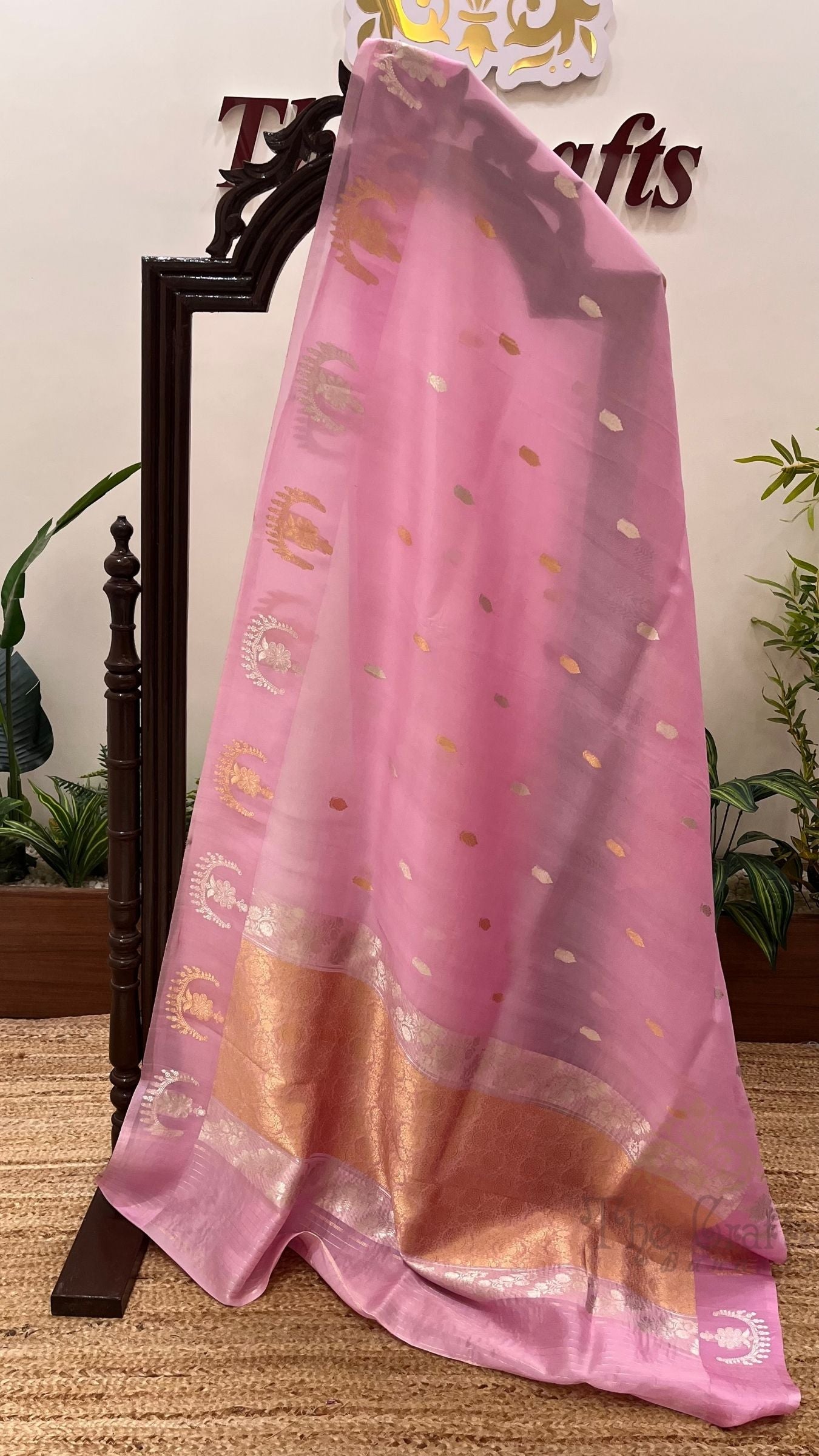 Pure Kora Silk Handloom Banarasi Saree - With Kadhua motifs