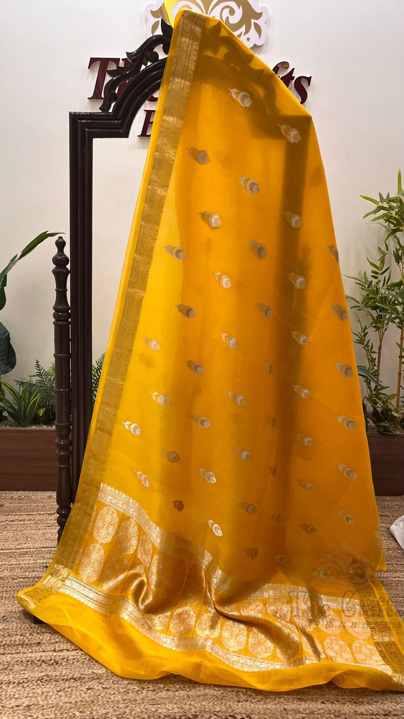 Pure Kora Silk Handloom Banarasi Saree - With Kadhua motifs