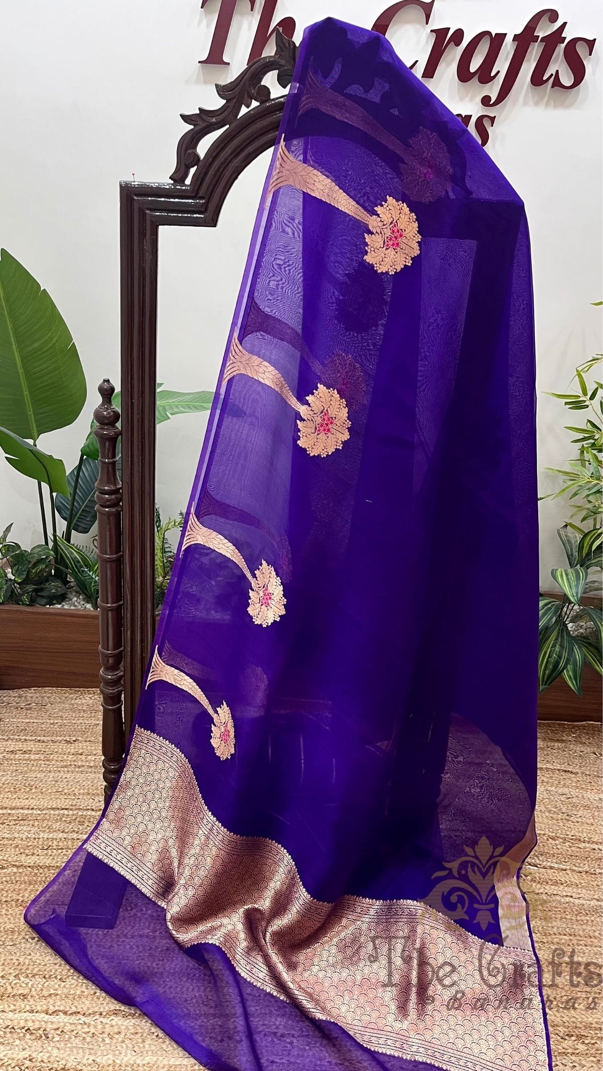 Pure Kora Silk Handloom Banarasi Saree - With Kadhua motifs