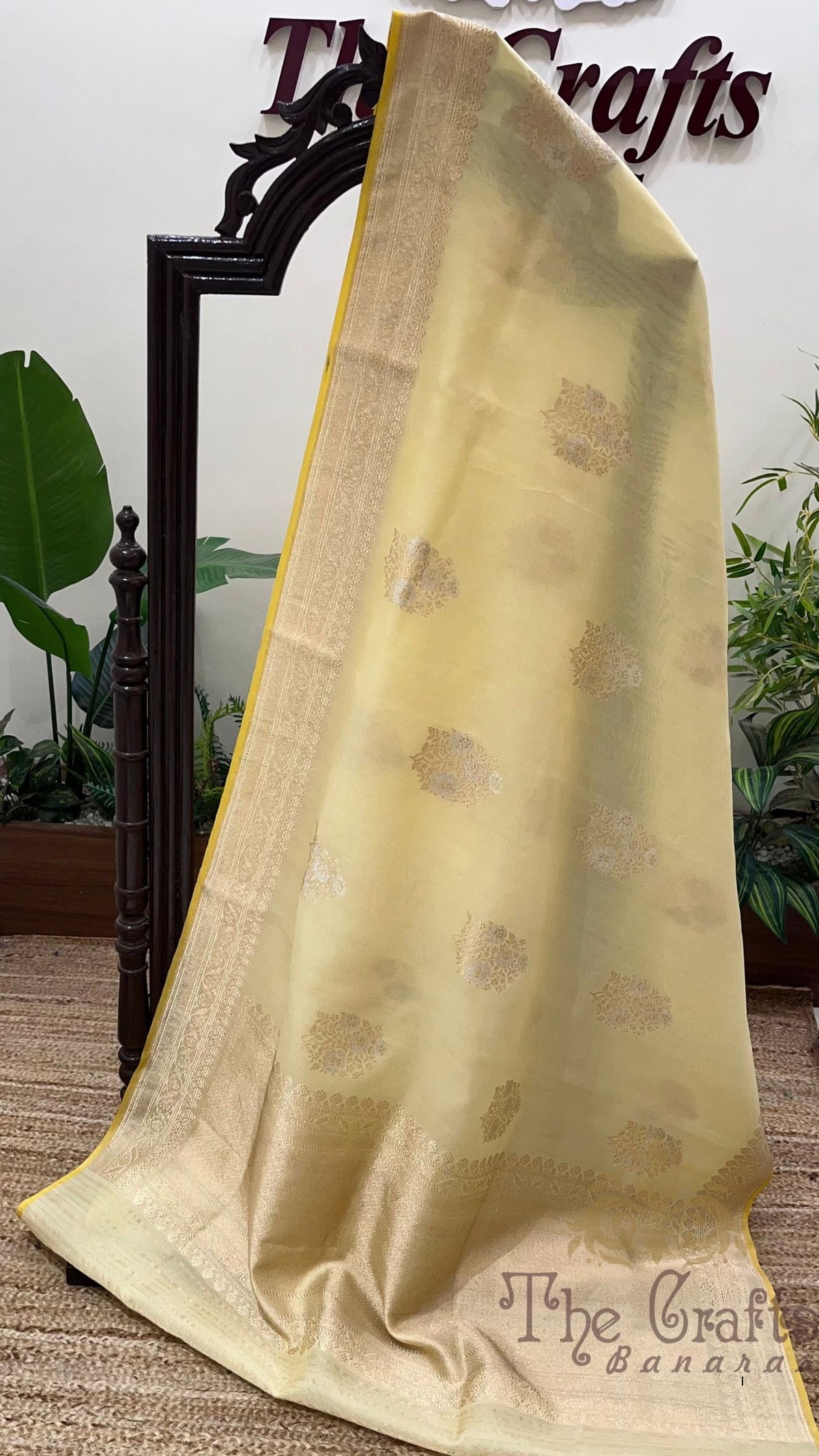Pure Kora Silk Handloom Banarasi Saree - Kadhua Meenakari Guldasta Bootis with Gold Pallu