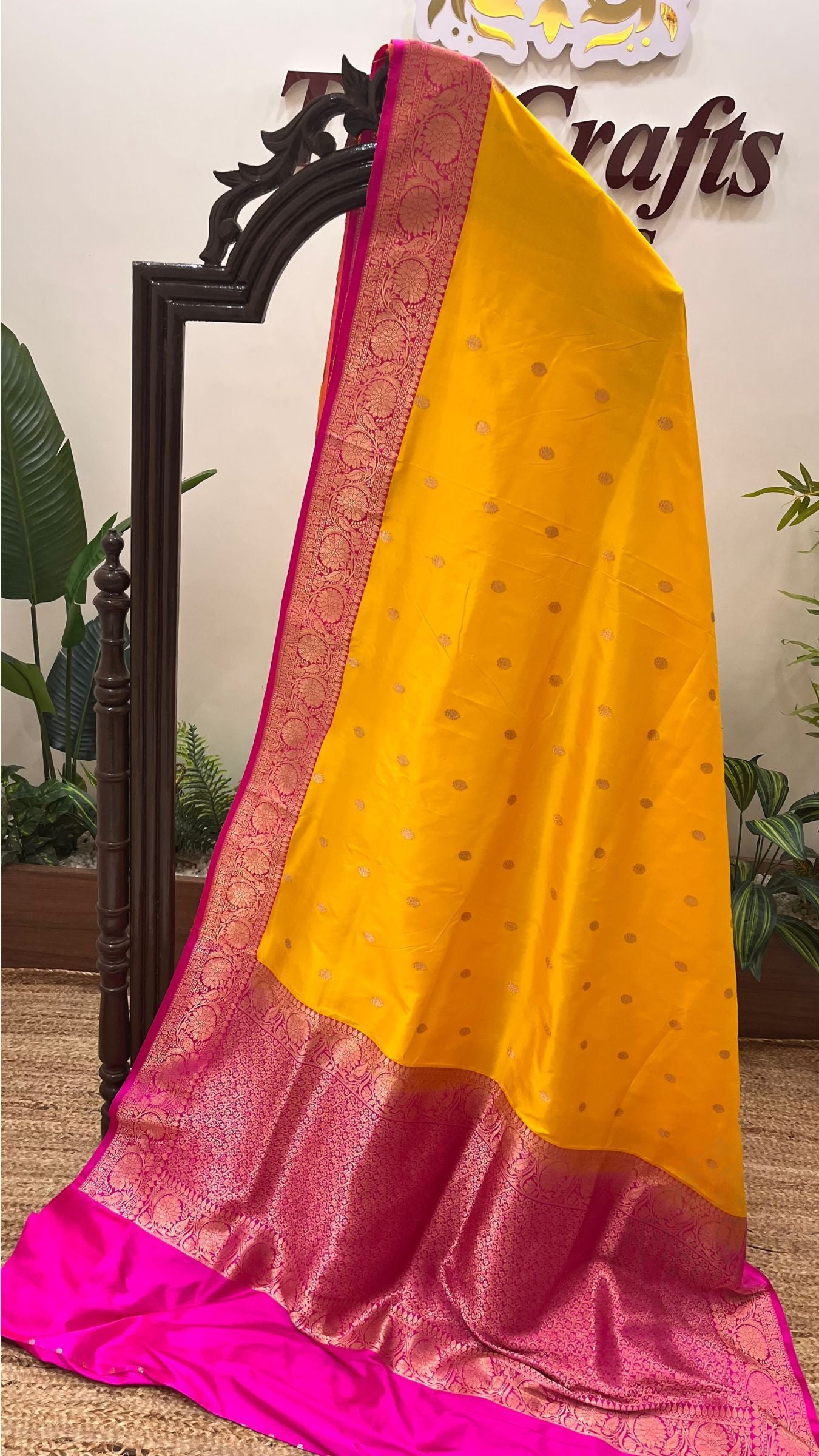 Pure Katan Silk Handloom Banarasi Saree - with kadhua motifs