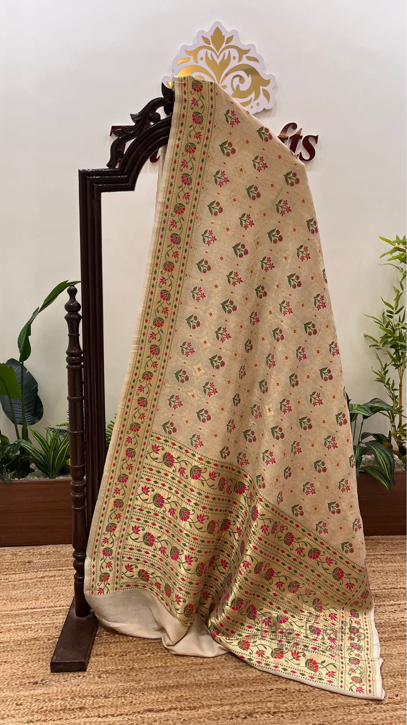Tussar Georgette Handloom Banarasi Saree - Jaal with Meenakari