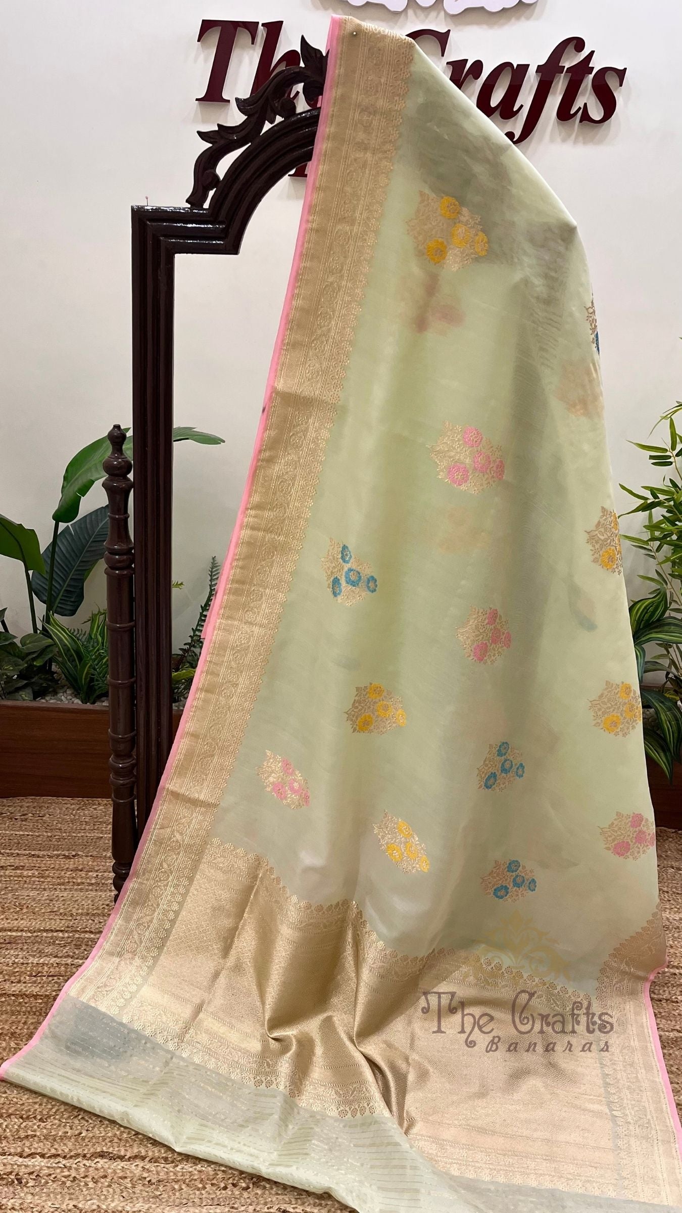 Pure Kora Silk Handloom Banarasi Saree - Meenakari Guldasta Bootis