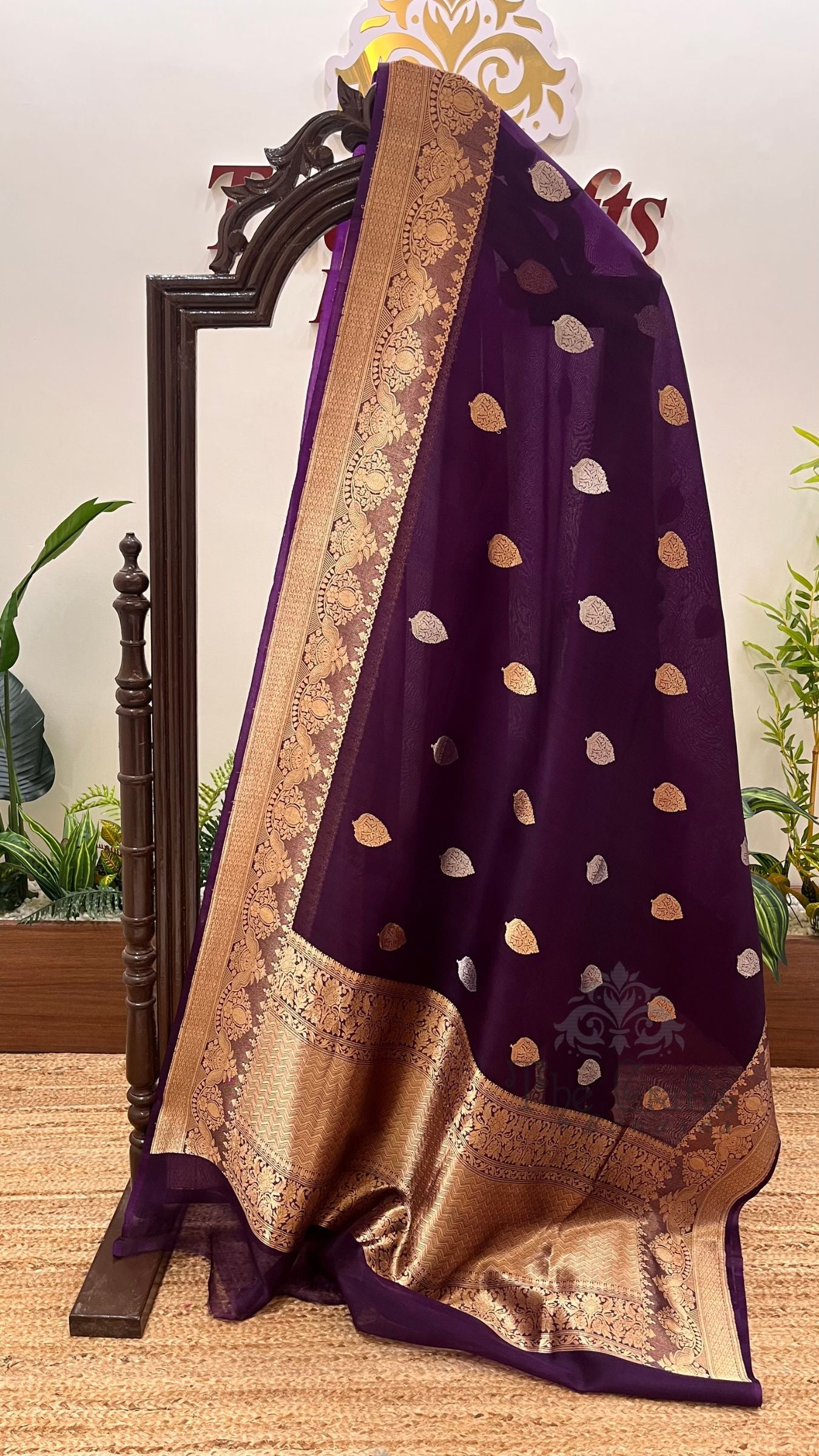 Pure Kora Silk Handloom Banarasi Saree - With Kadhua motifs