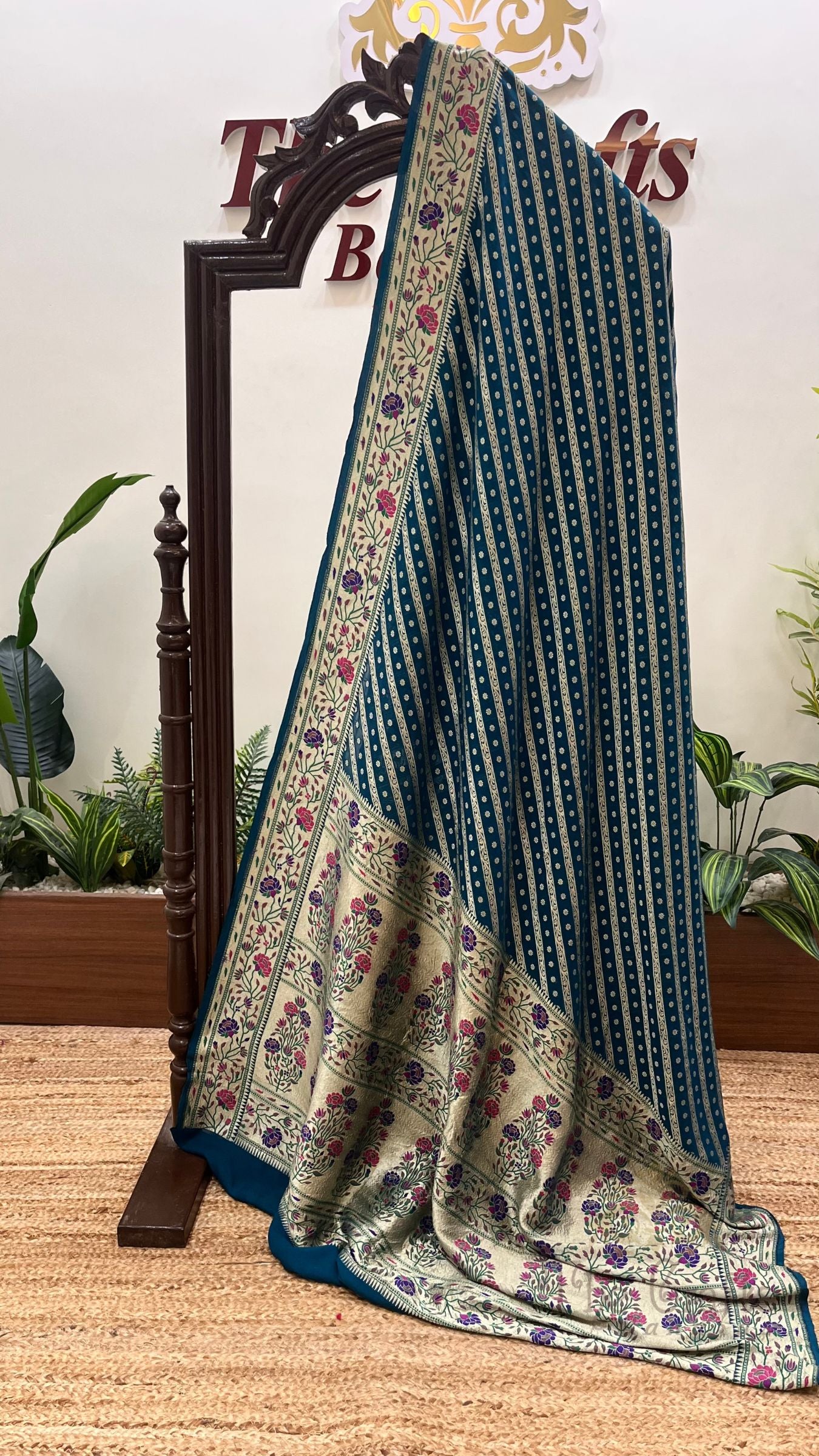 Pure Georgette Handloom Banarasi Saree - Gold zari with meenakari