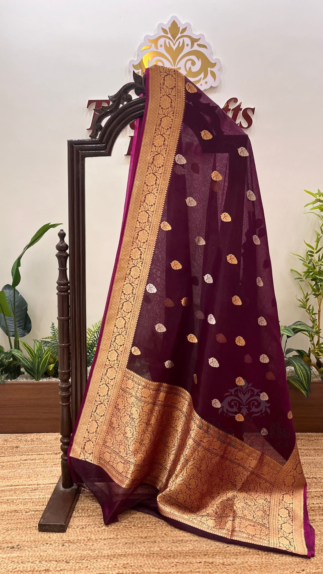 Pure Tissue Silk Handloom Banarasi Saree - with kadhua motifs