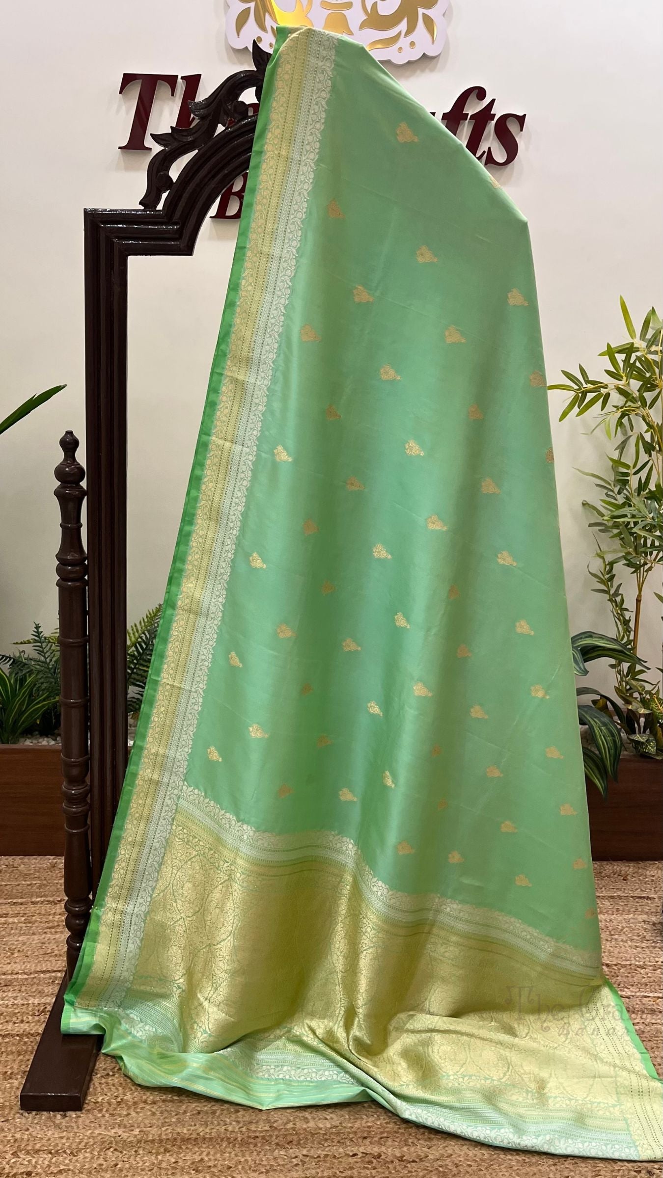Pure Katan Silk Handloom Banarasi Saree - with kadhua sona rupa motifs