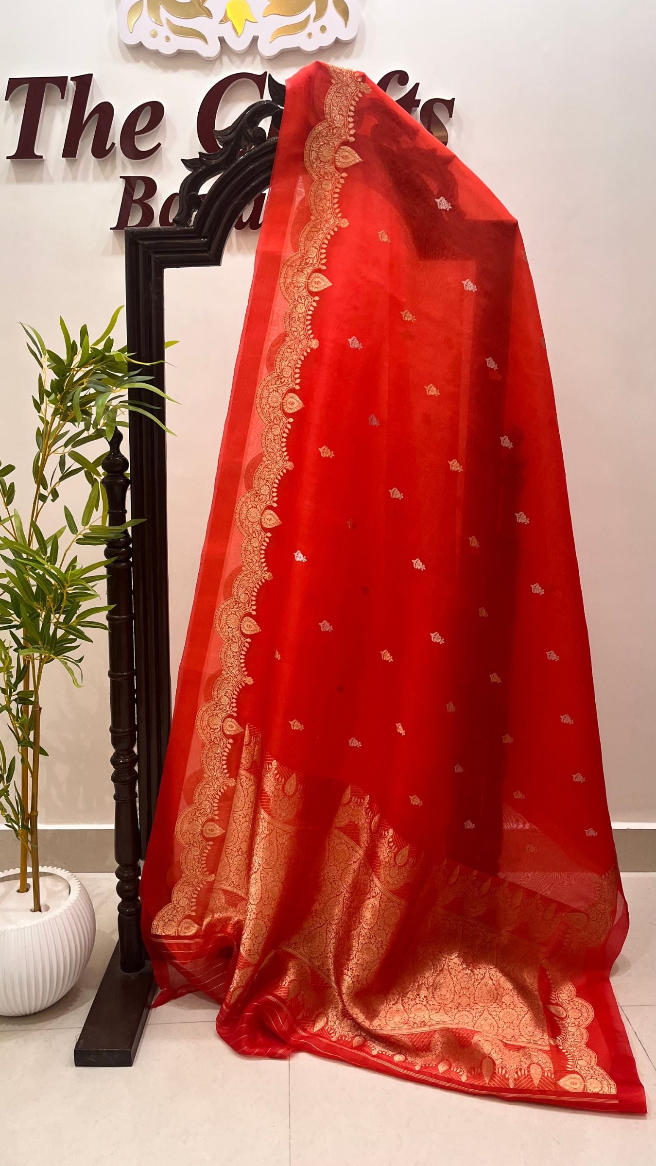 Pure Kora Silk Handloom Banarasi Saree - With Kadhua motifs
