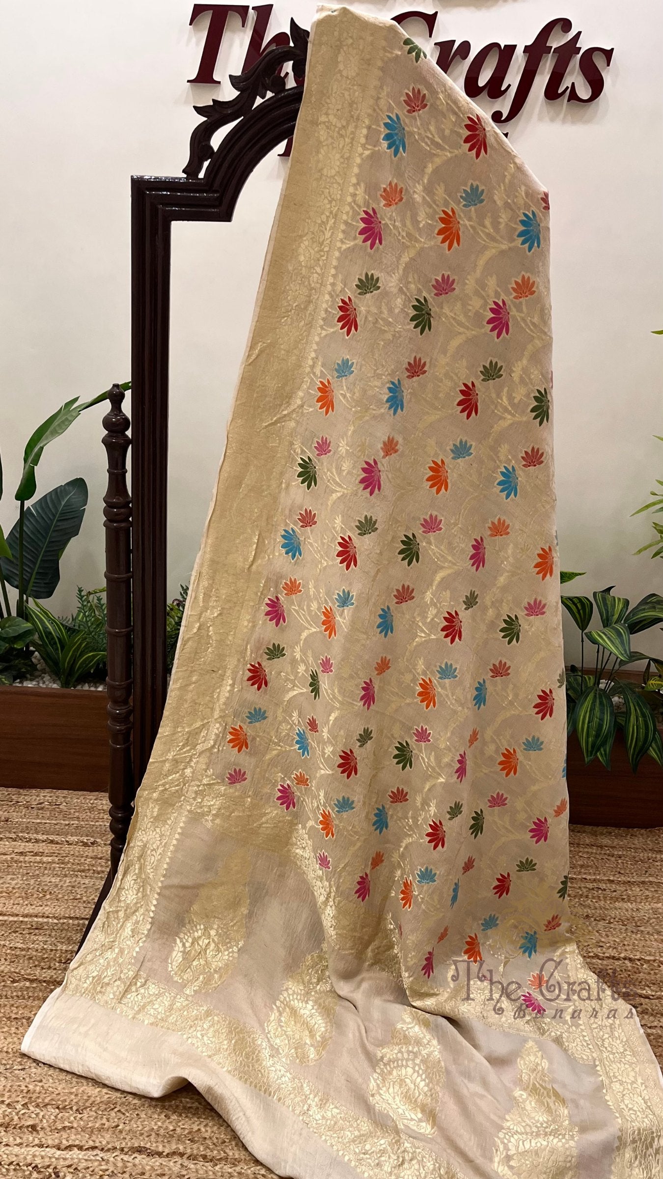 Tussar Georgette Handloom Banarasi Saree - Jaal with Meenakari