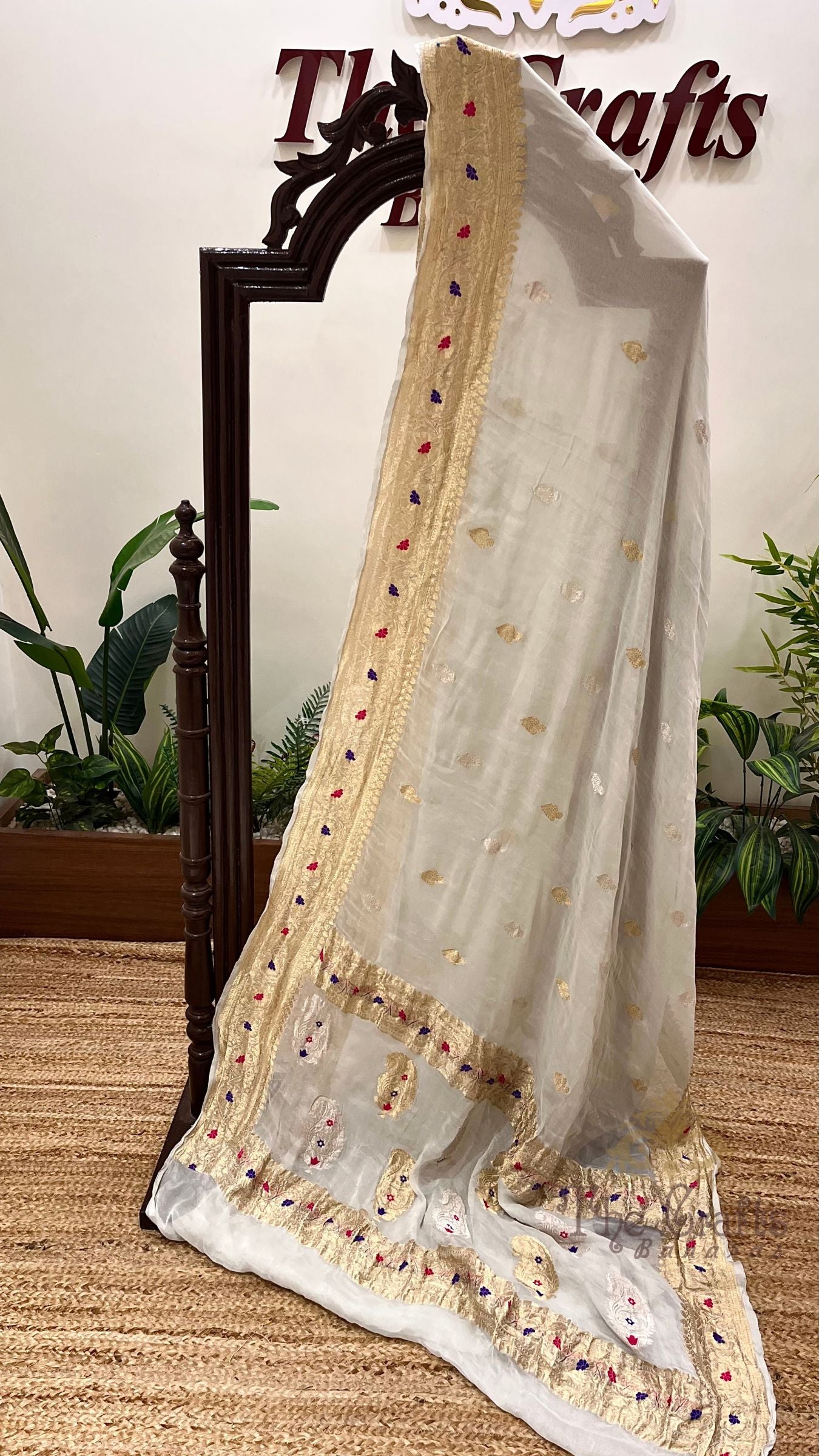 Pure Khaddi Georgette Handloom Banarasi Saree - with Kadhua Meenakari Work