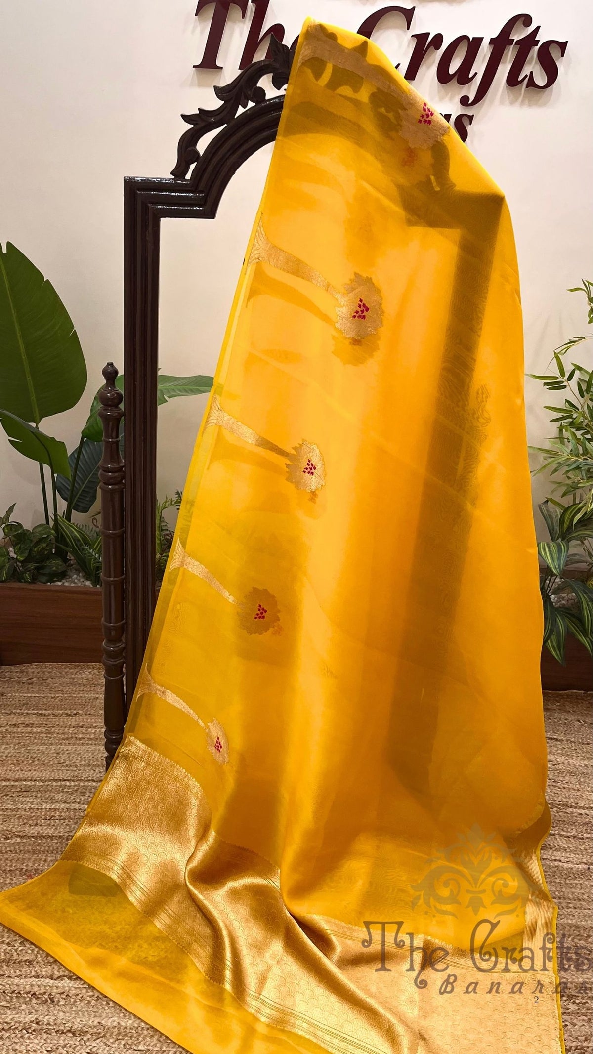 Pure Kora Silk Handloom Banarasi Saree - With Kadhua motifs