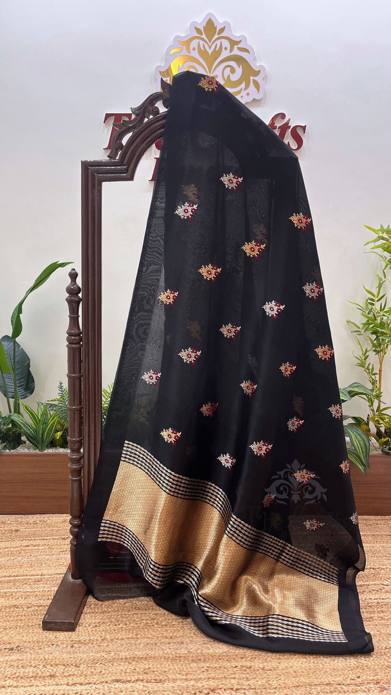 Pure Kora Silk Handloom Banarasi Saree - With Kadhua motifs