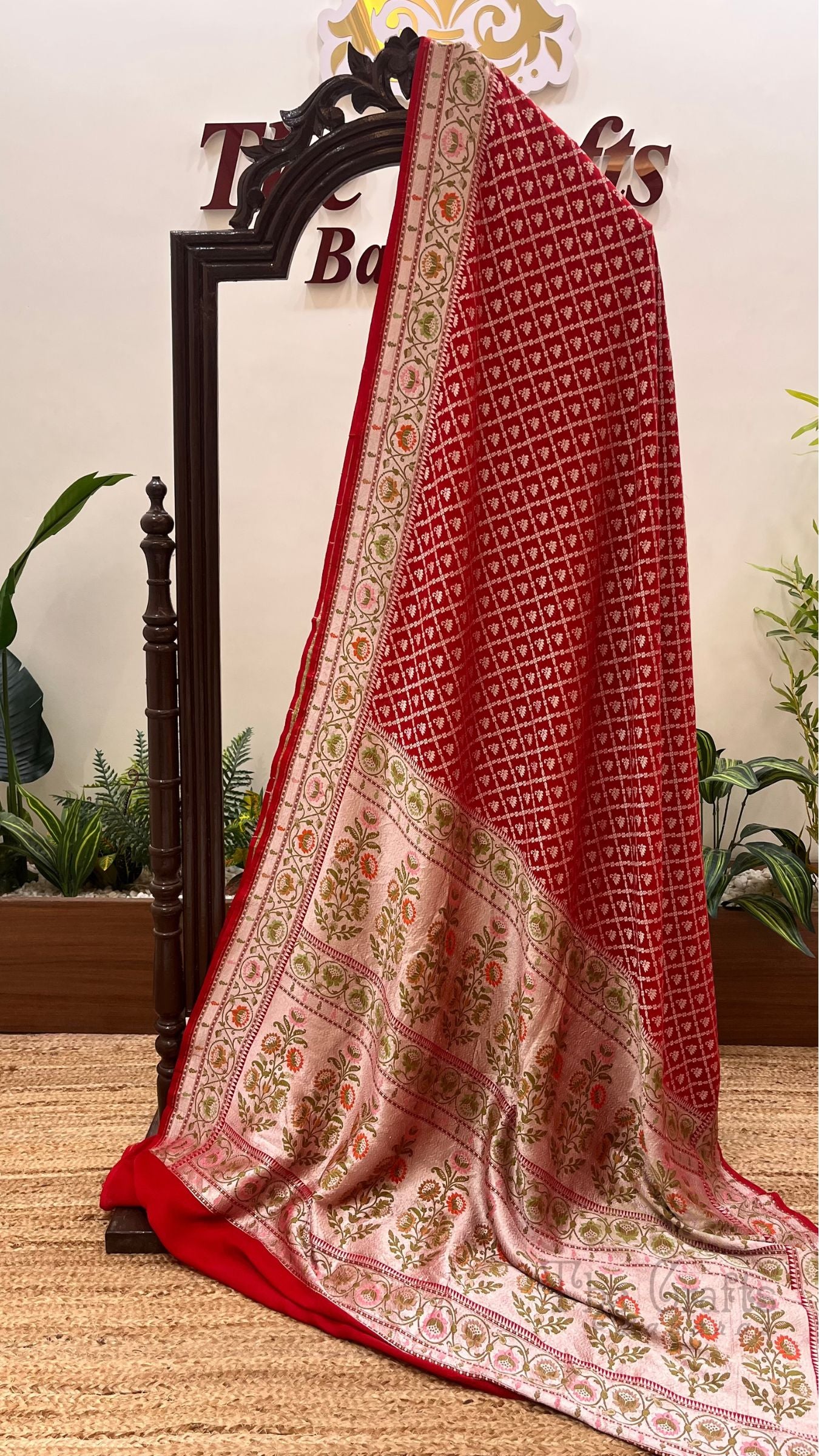 Pure Georgette Handloom Banarasi Saree - Gold zari with meenakari