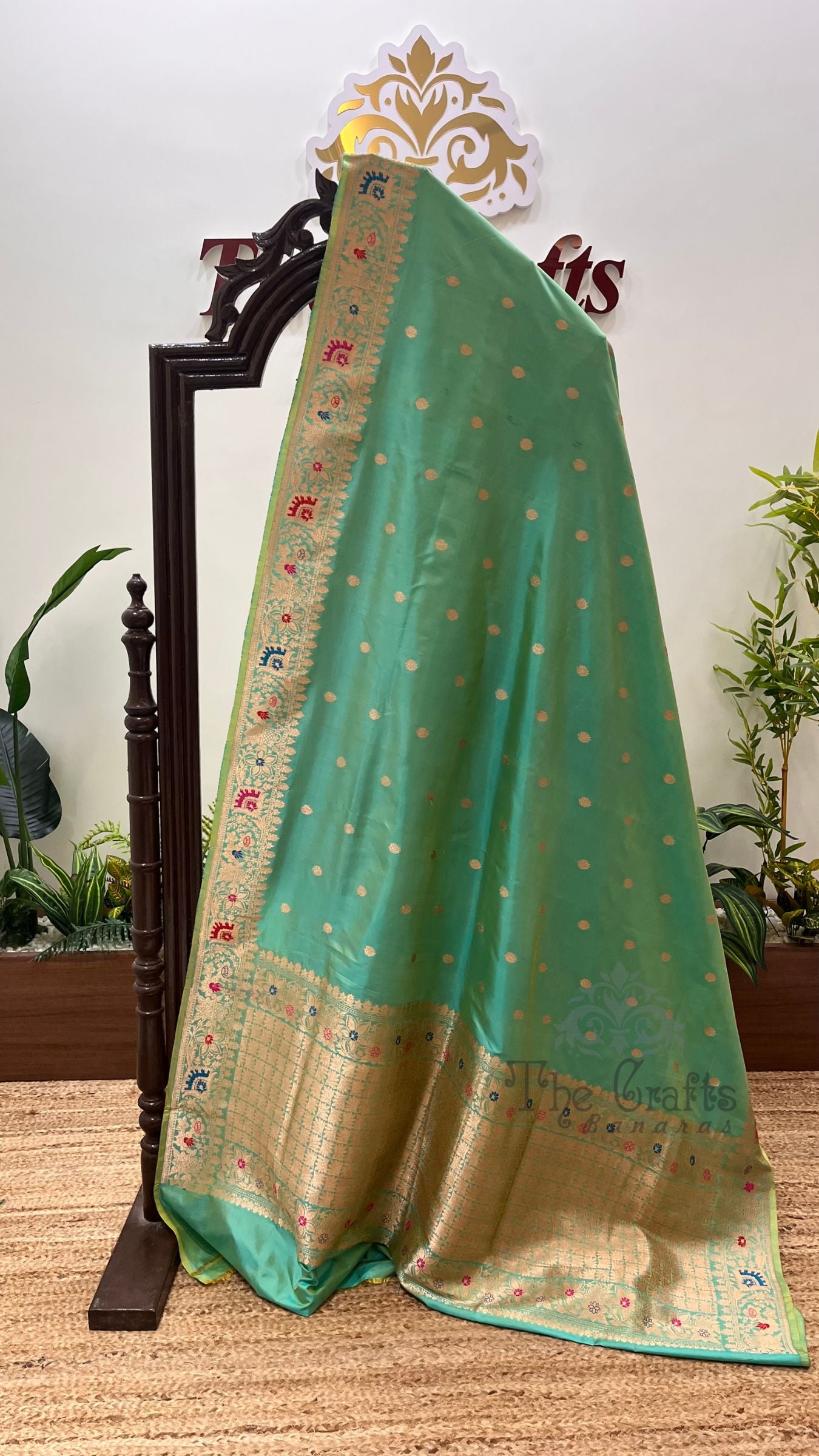 Pure Katan Silk Handloom Banarasi Saree - with kadhua motifs