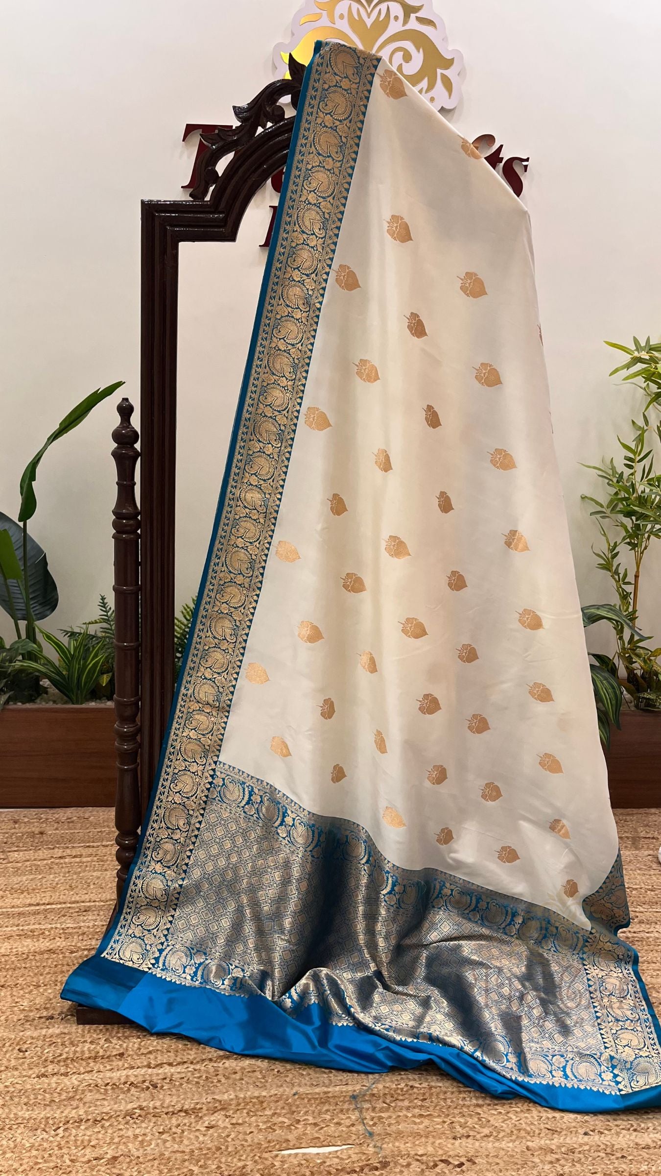 Pure Katan Silk Handloom Banarasi Saree - with kadhua motifs