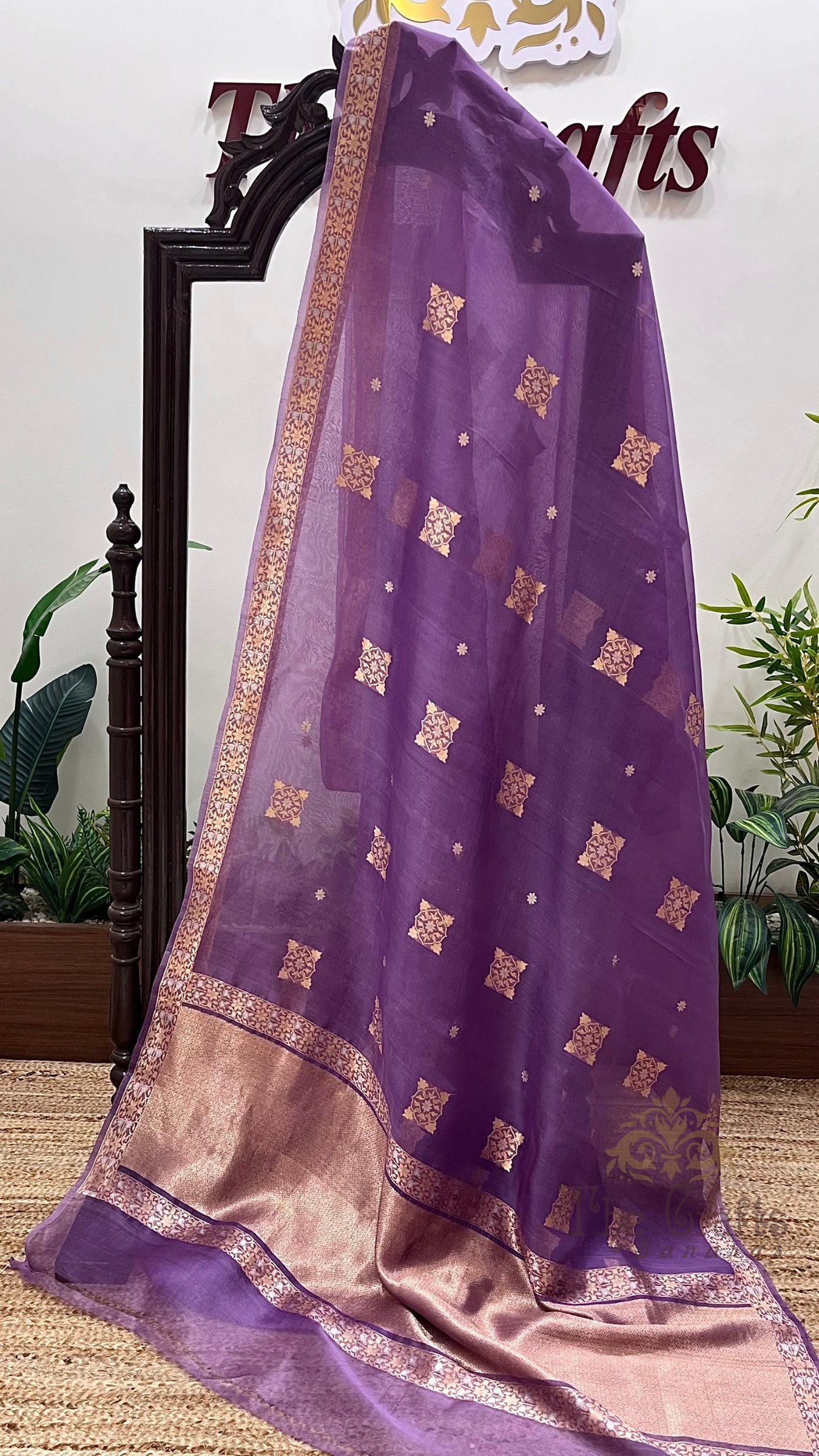 Pure Kora Silk Handloom Banarasi Saree - With Kadhua motifs