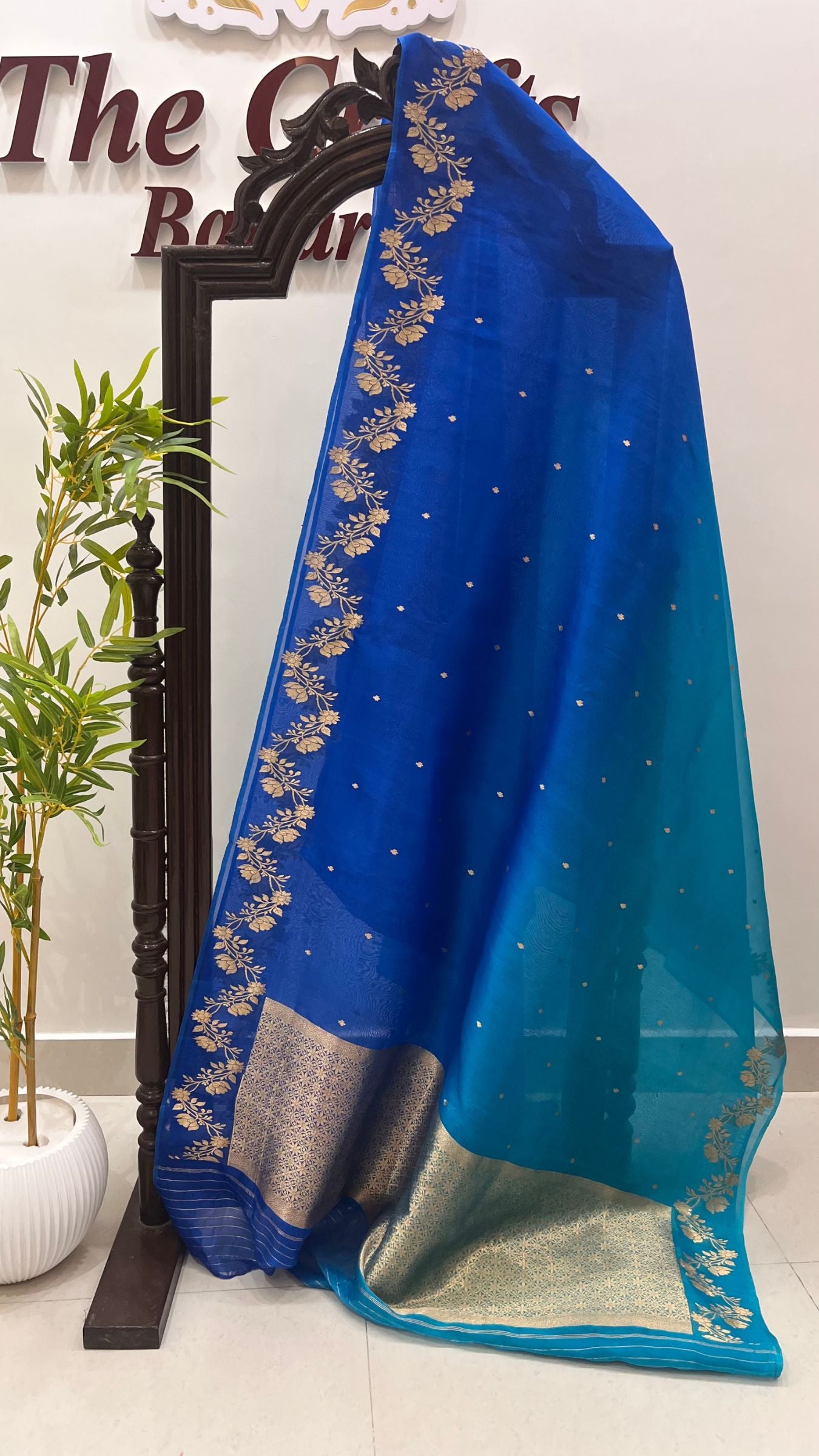 Pure Kora Silk Handloom Banarasi Saree - With Kadhua motifs