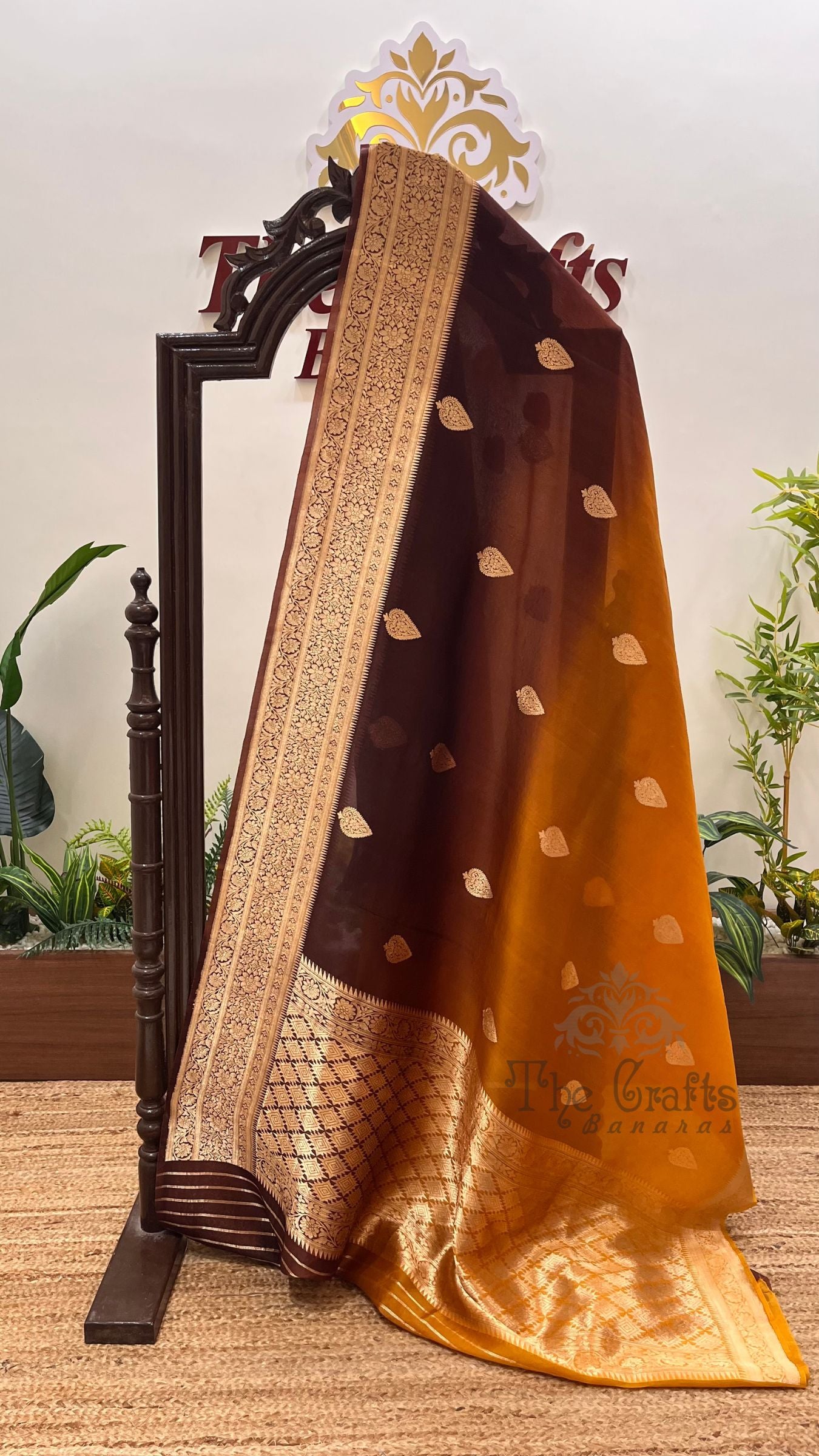 Pure Kora Silk Handloom Banarasi Saree - With Kadhua motifs