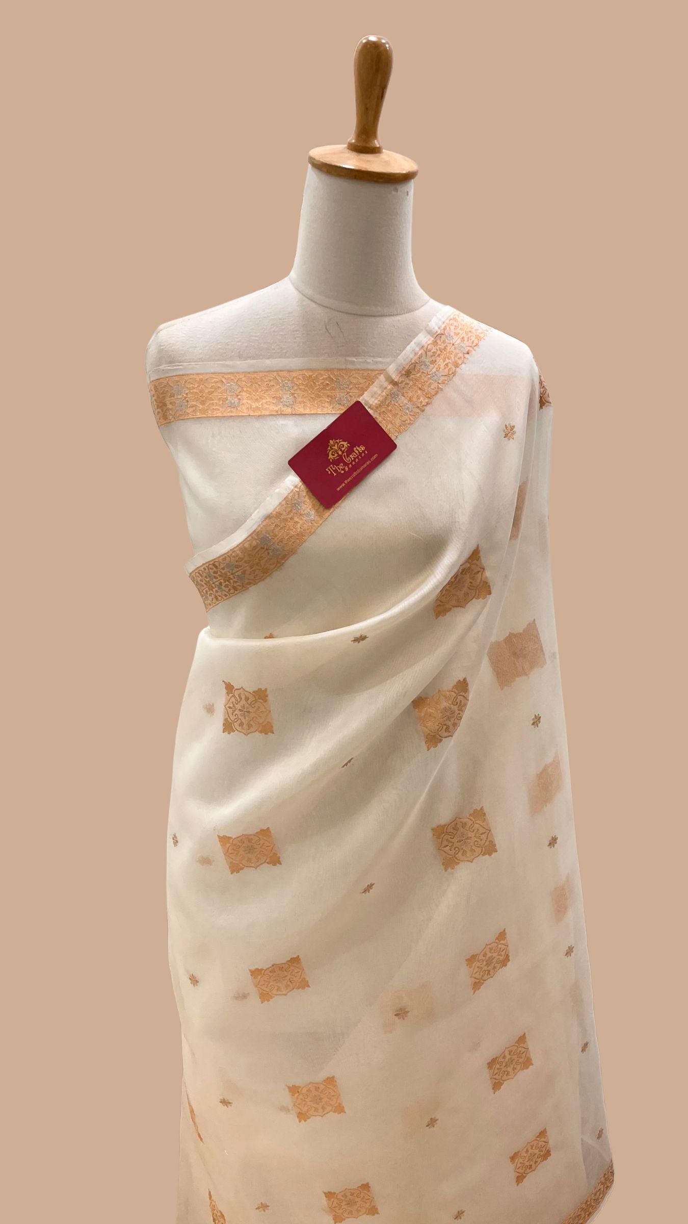 Pure Kora Silk Handloom Banarasi Saree - With Kadhua motifs