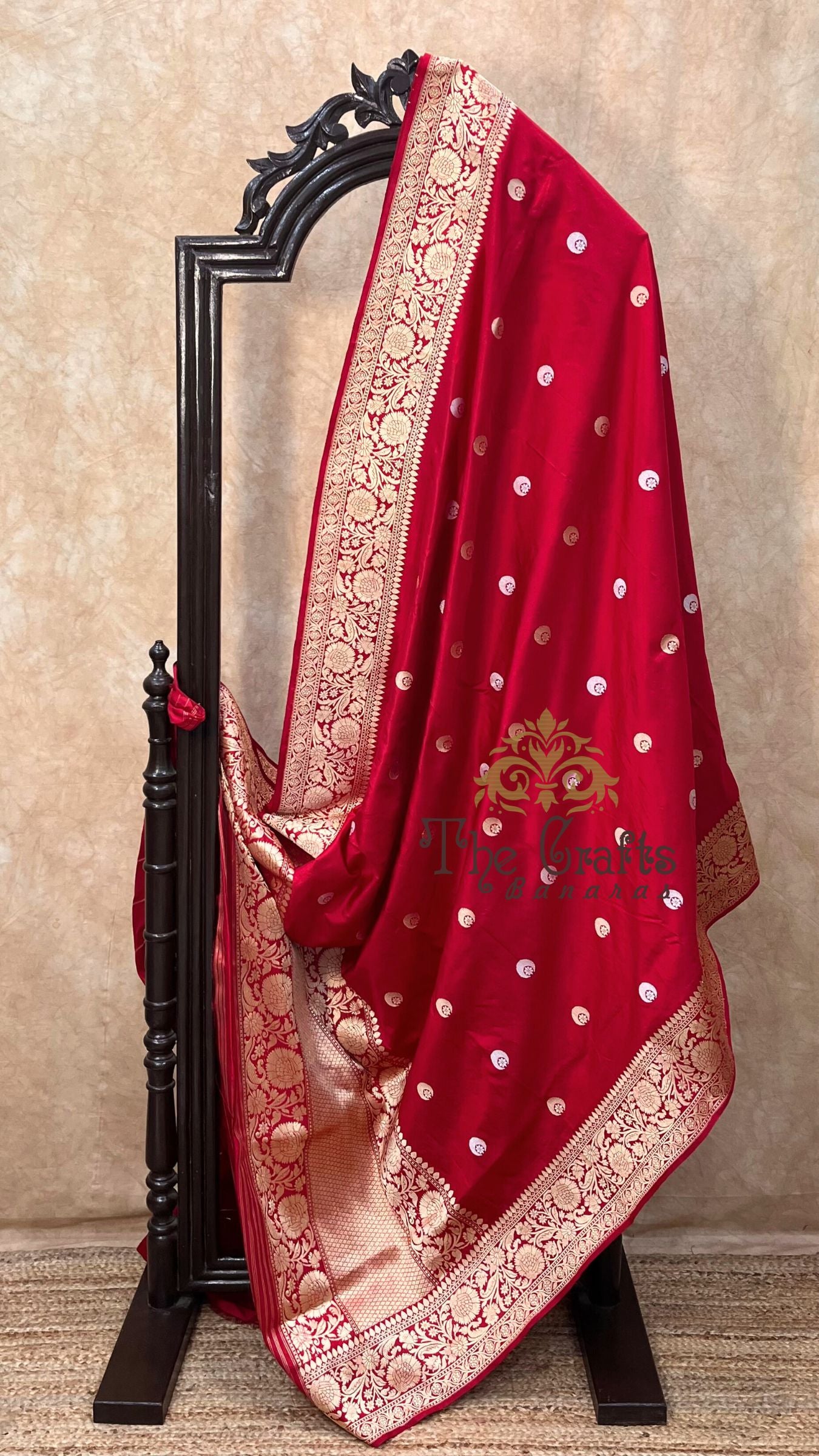 Sonakshi Sinha Red Pure Katan Silk Handloom Banarasi Saree - with kadhua motifs