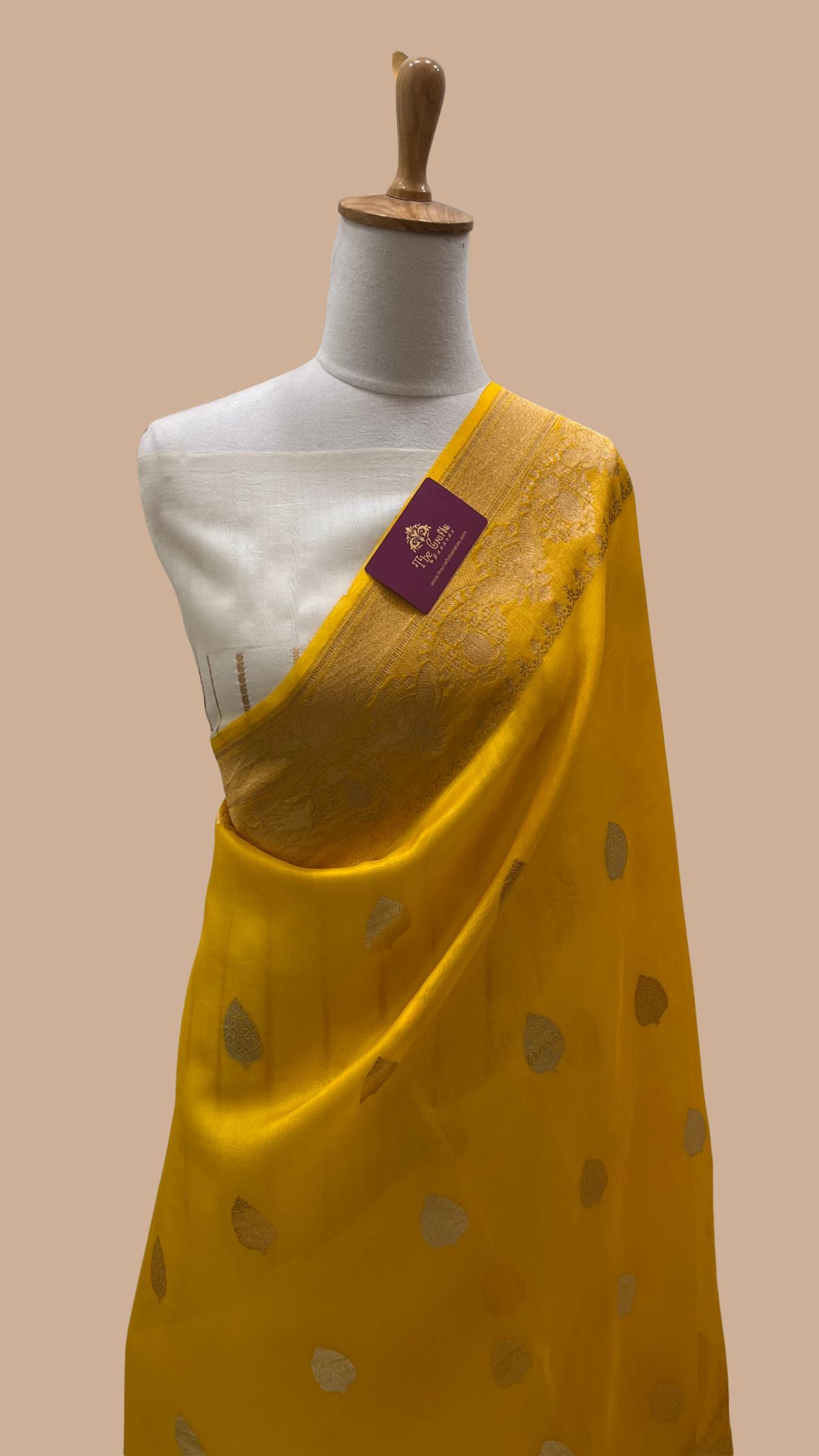 Pure Kora Silk Handloom Banarasi Saree - With Kadhua motifs