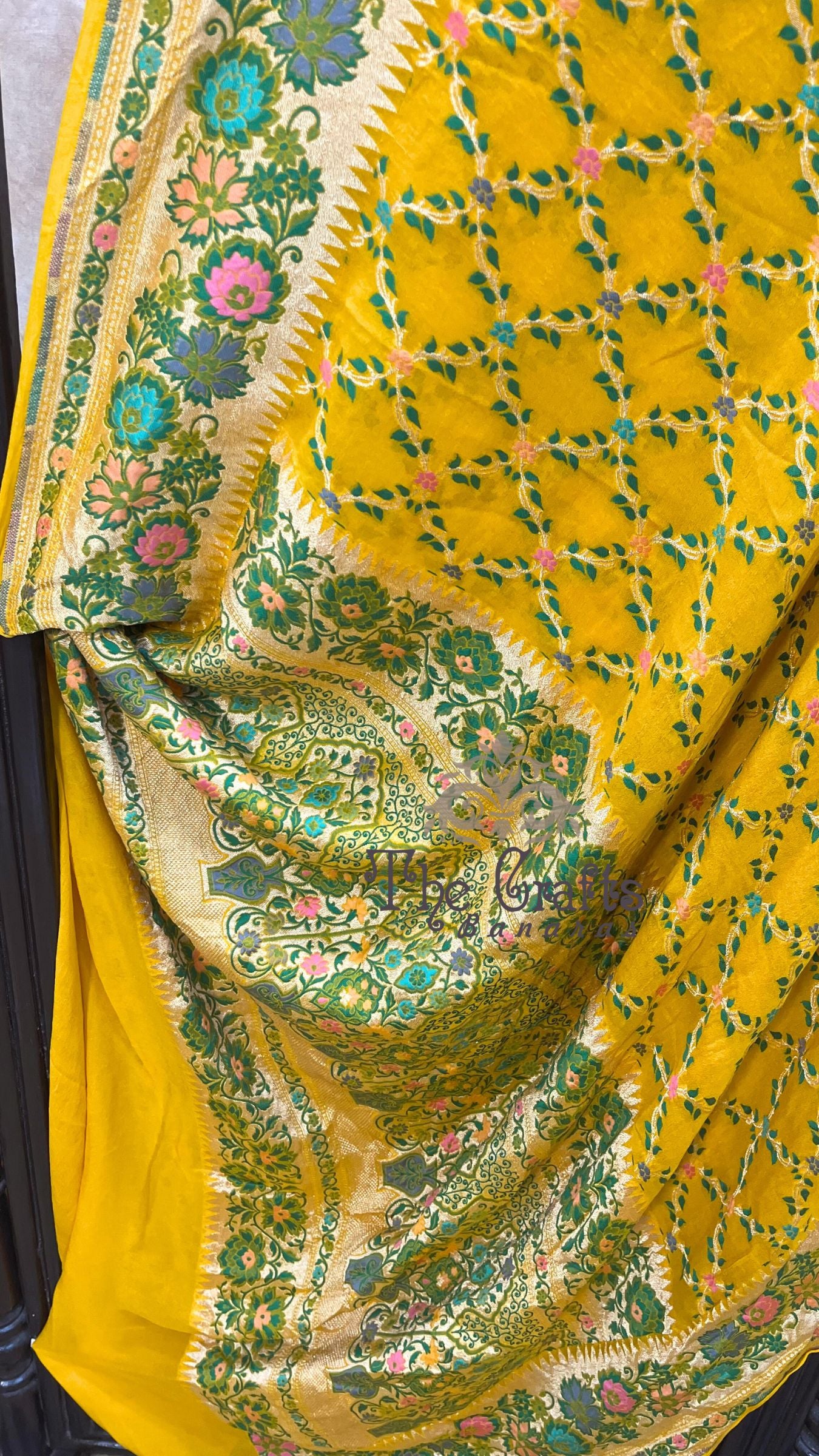 Pure Georgette Handloom Banarasi Saree - Gold zari with meenakari