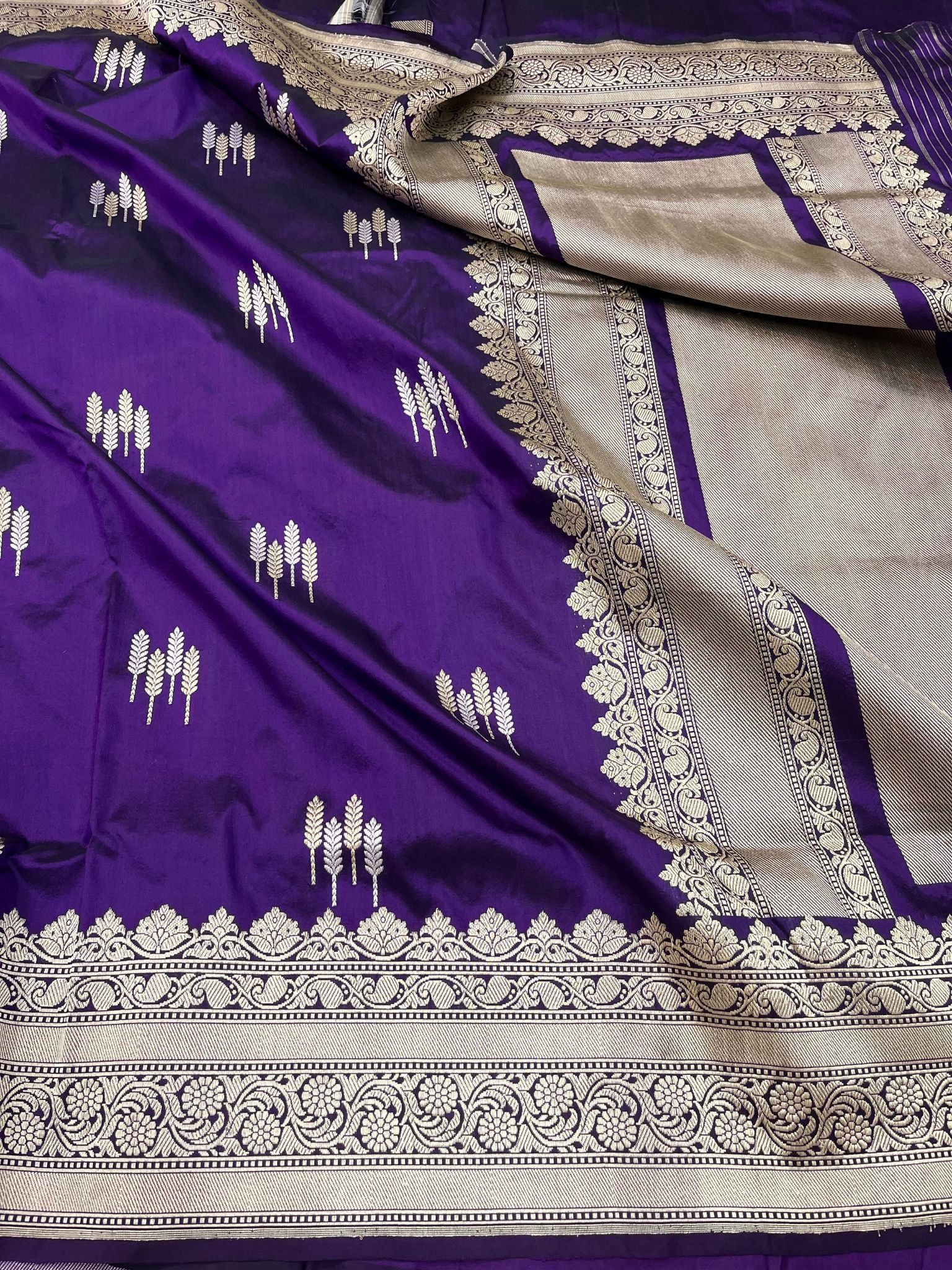 Pure Katan Silk Handloom Banarasi Saree - with sona rupa kadhua motifs