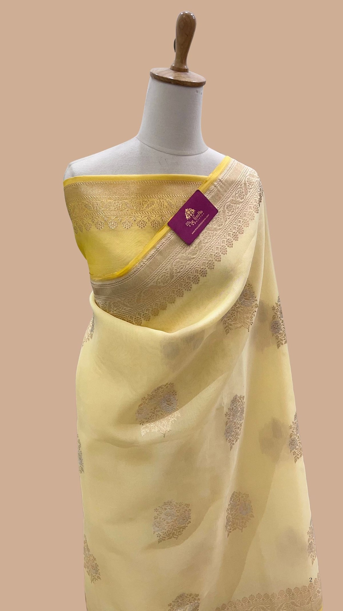 Pure Kora Silk Handloom Banarasi Saree - Kadhua Meenakari Guldasta Bootis with Gold Pallu