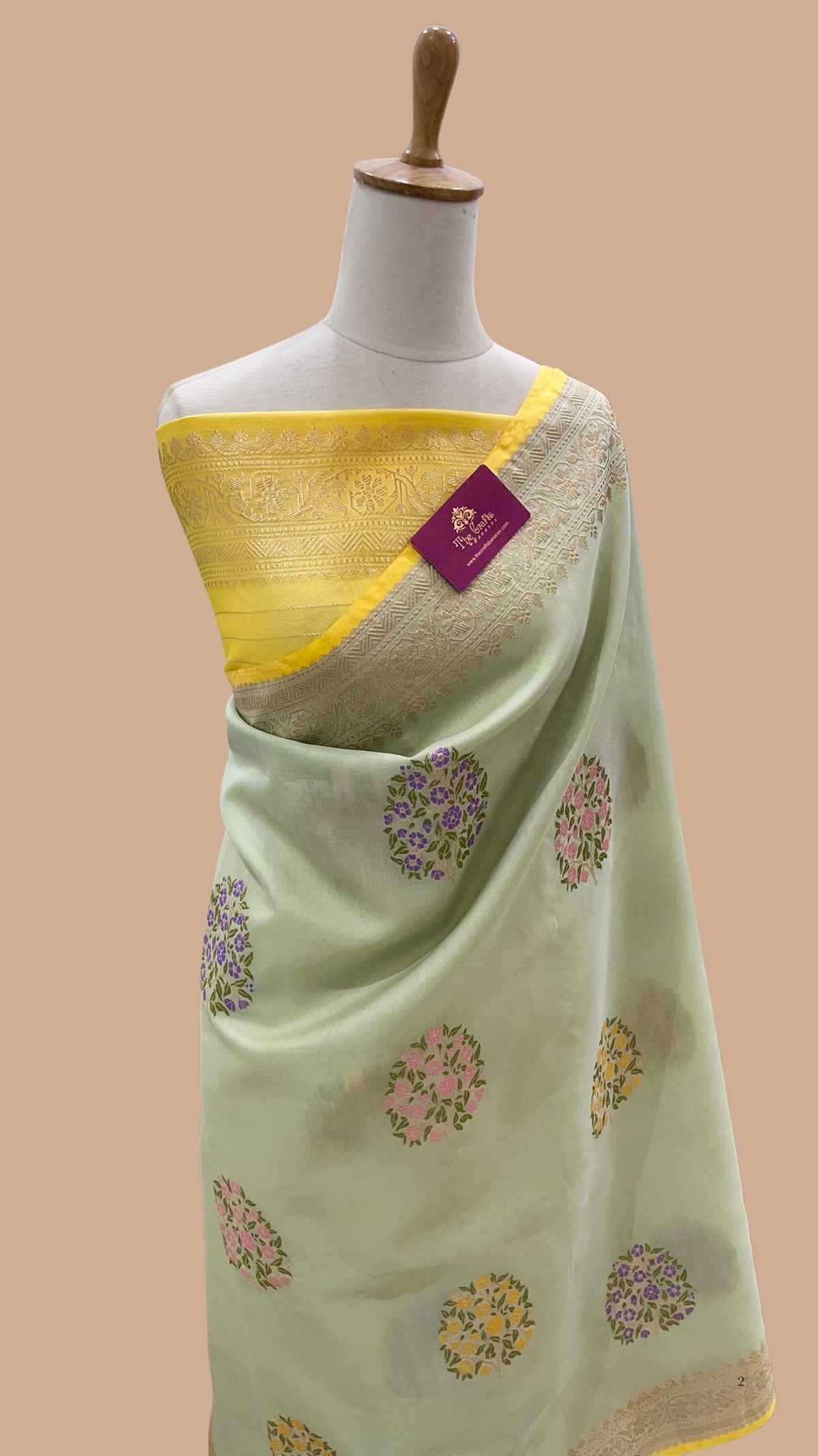Pure Kora Silk Handloom Banarasi Saree - Kadhua Meenakari Guldasta Bootis with Gold Pallu