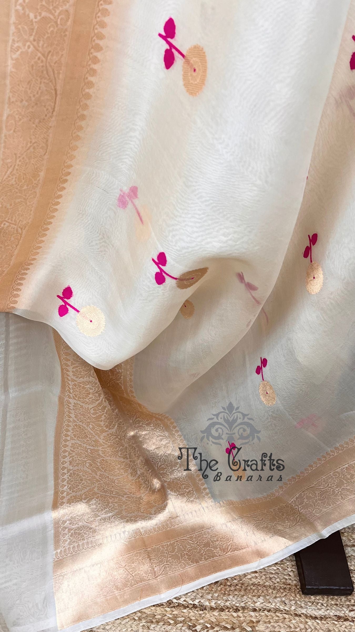 Pure Kora Silk Handloom Banarasi Saree - With Kadhua motifs