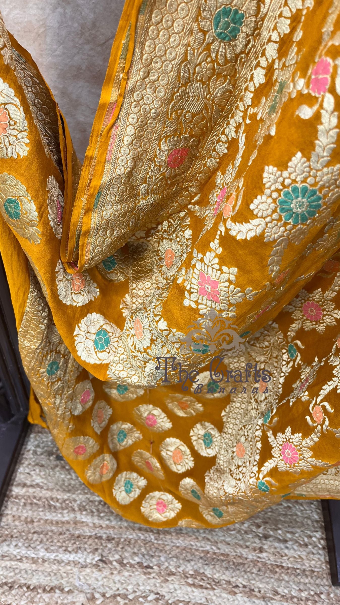 Pure Georgette Handloom Banarasi Saree - Gold zari with meenakari