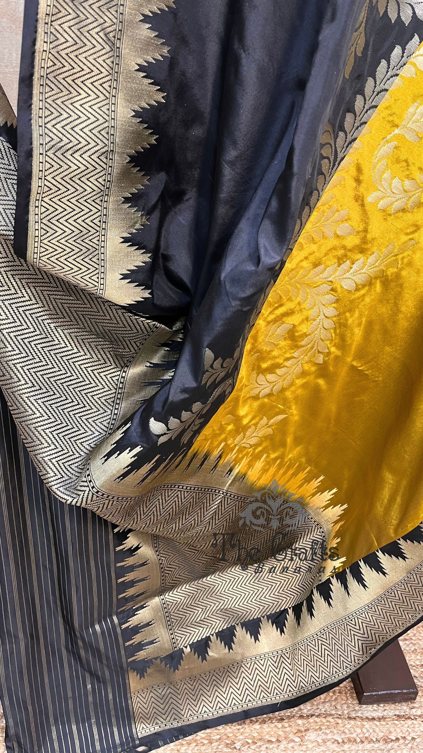 Rangkat Pure Katan Silk Handloom Banarasi Saree - with kadhua work