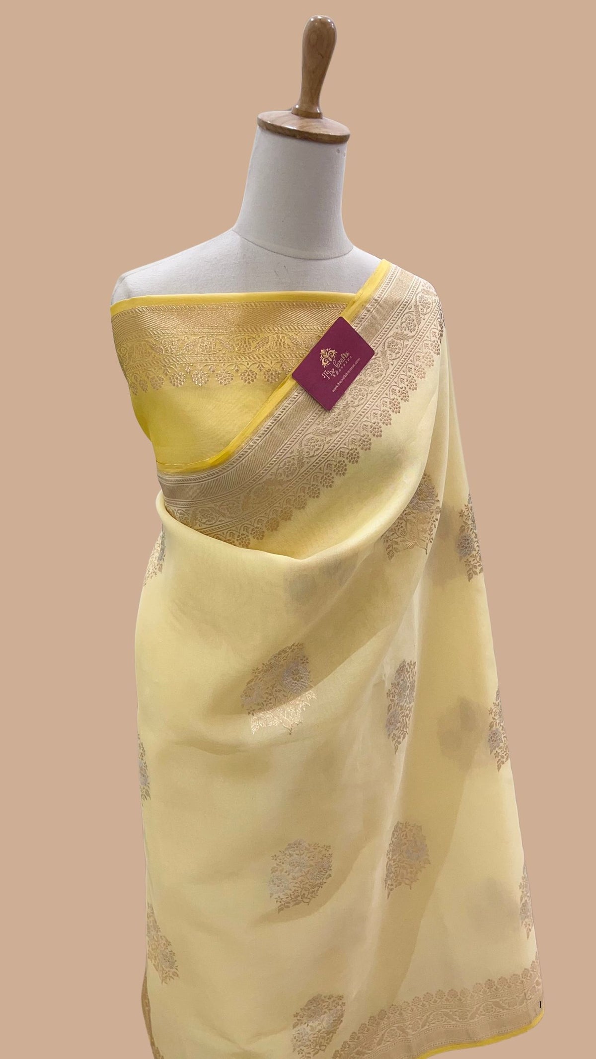 Pure Kora Silk Handloom Banarasi Saree - Kadhua Meenakari Guldasta Bootis with Gold Pallu