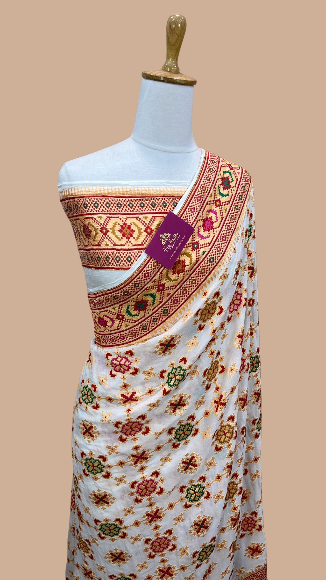 Pure Georgette Handloom Banarasi Saree - Gold zari with meenakari