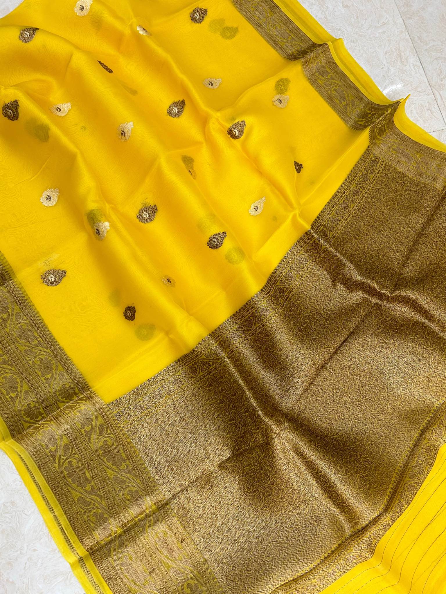 Pure Kora Silk Handloom Banarasi Saree - Alfi Kadhua motifs